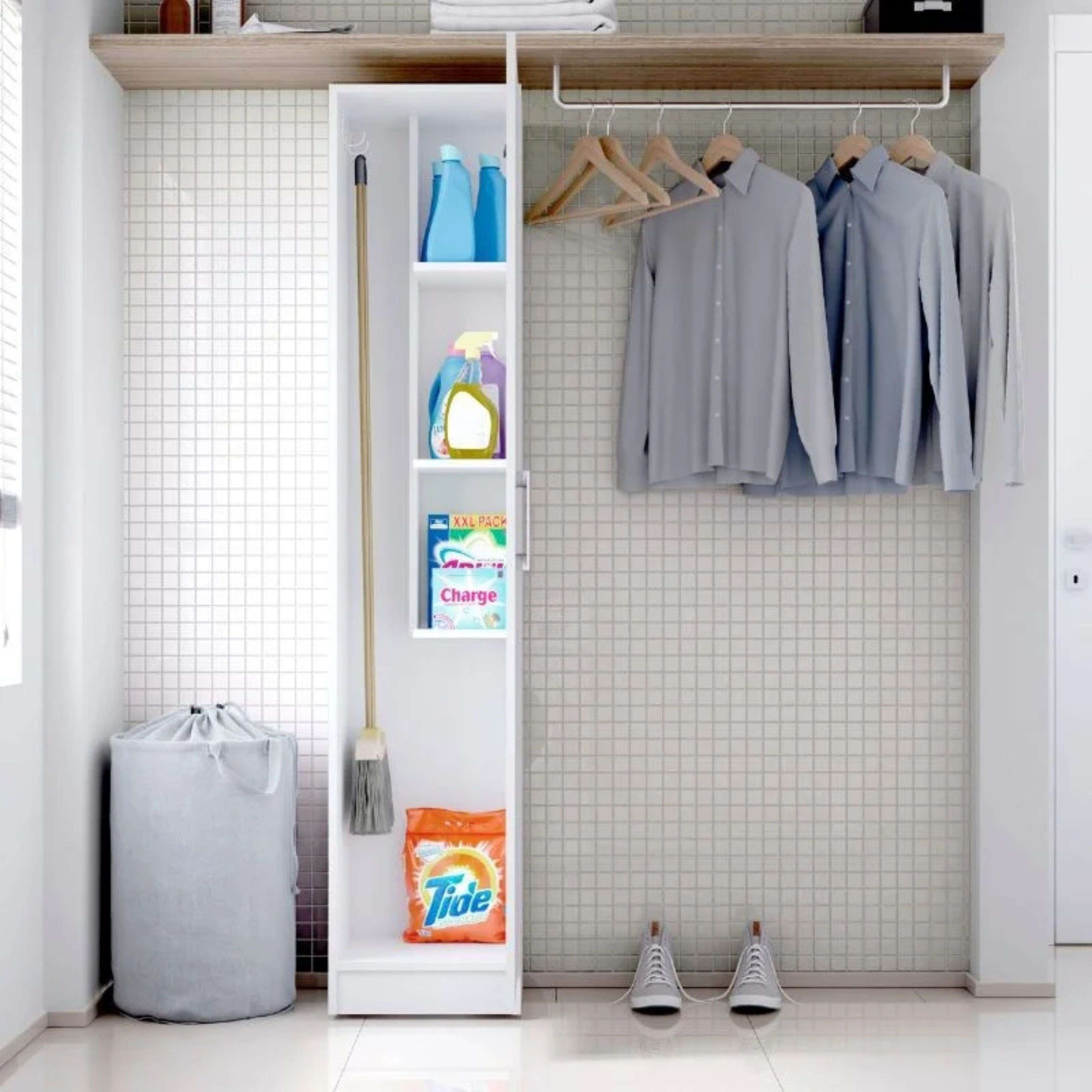 Un armario blanco alto con artículos de limpieza, escoba y detergente. Ropa colgada.