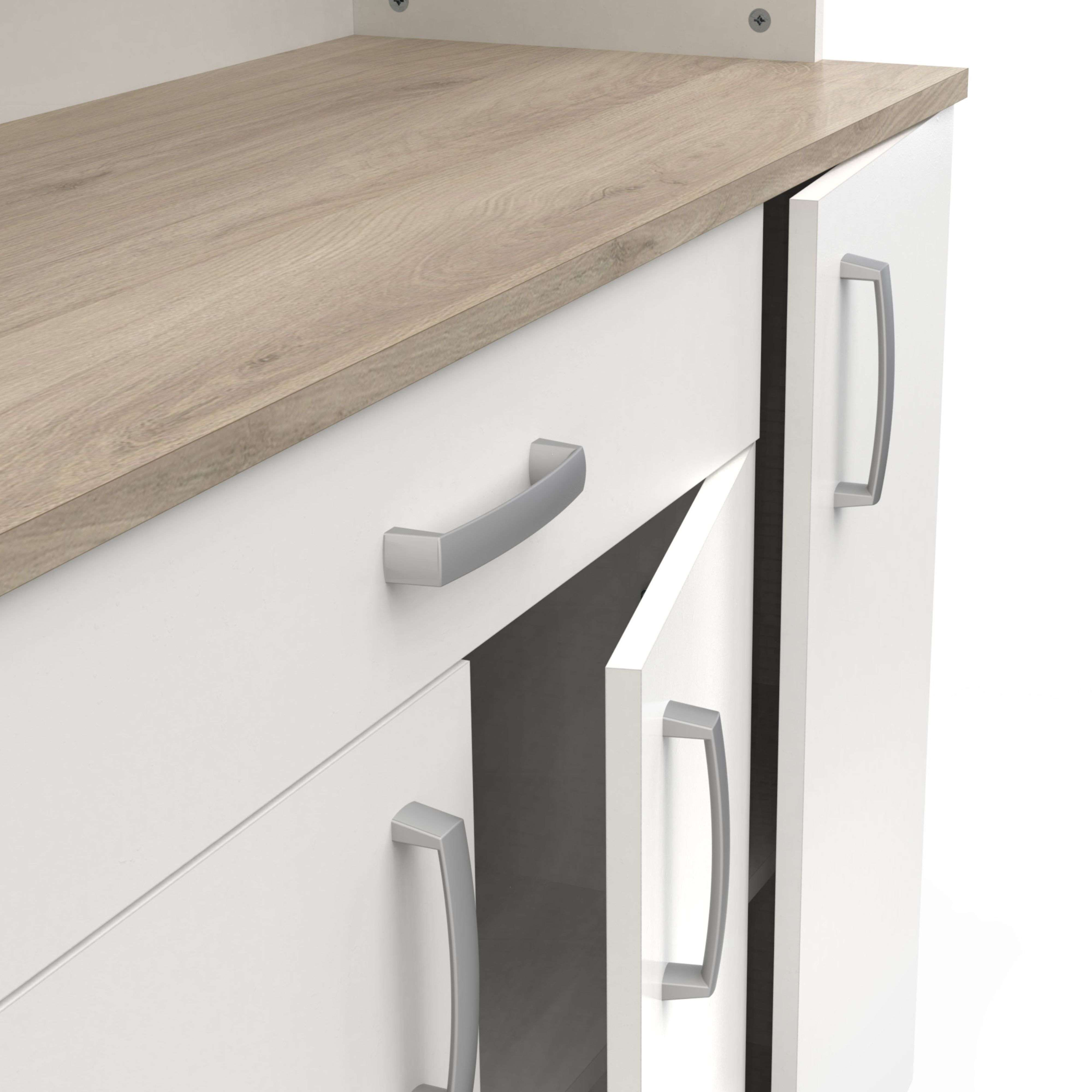 Puertas de armario blancas con tapa de madera y tiradores plateados.