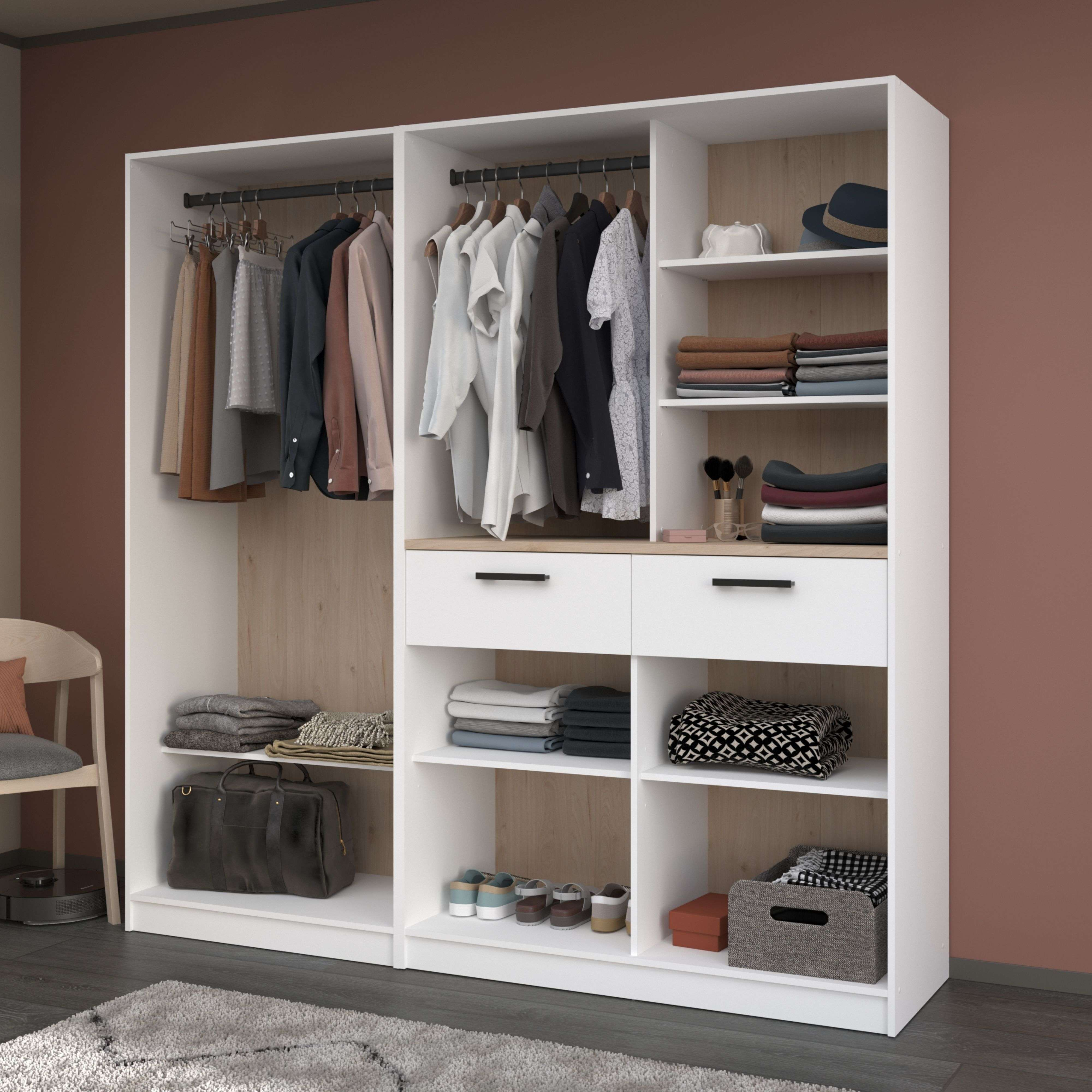 Un armario blanco abierto lleno de ropa, cajones y estantes.