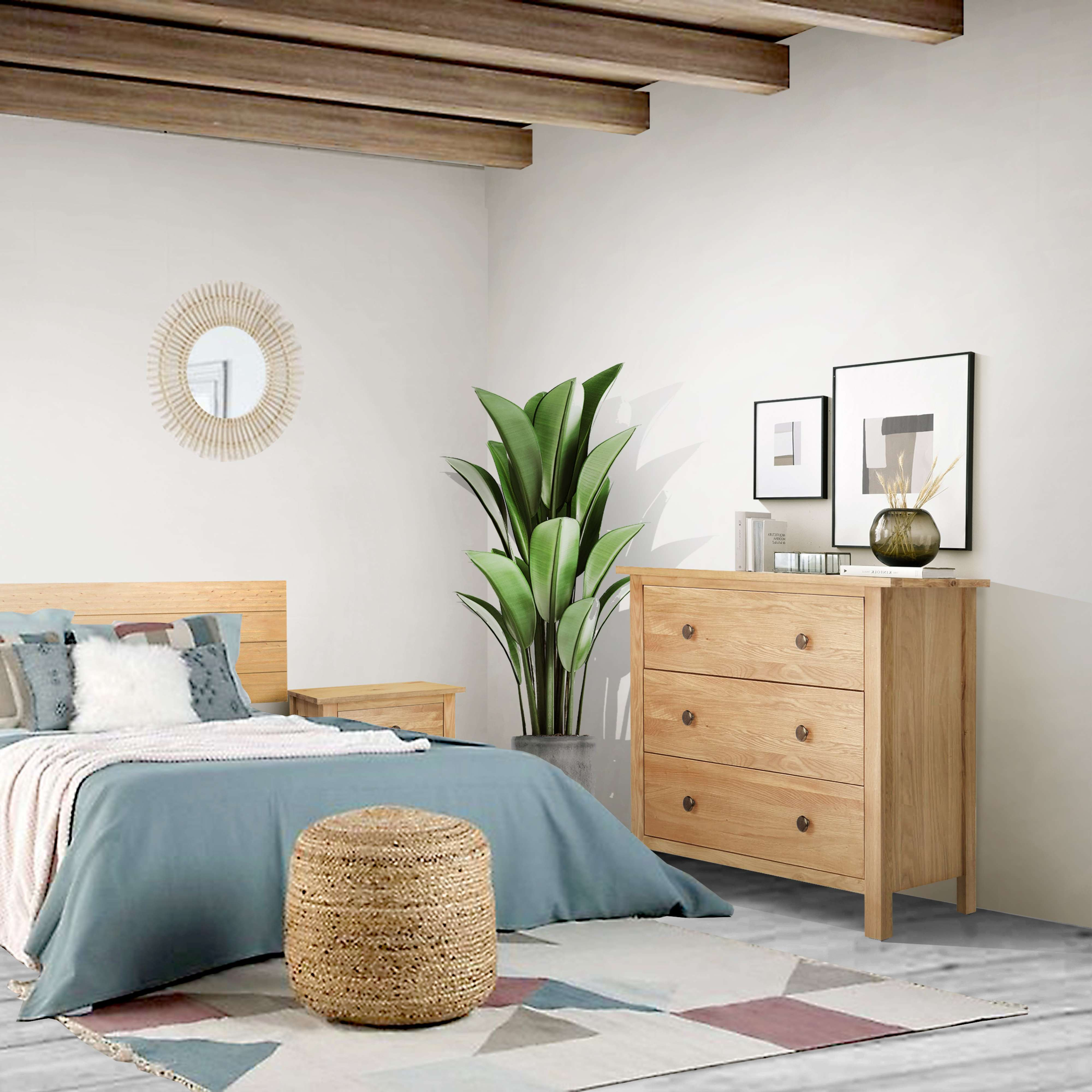 Un dormitorio con vigas de madera, cama, cómoda y planta.