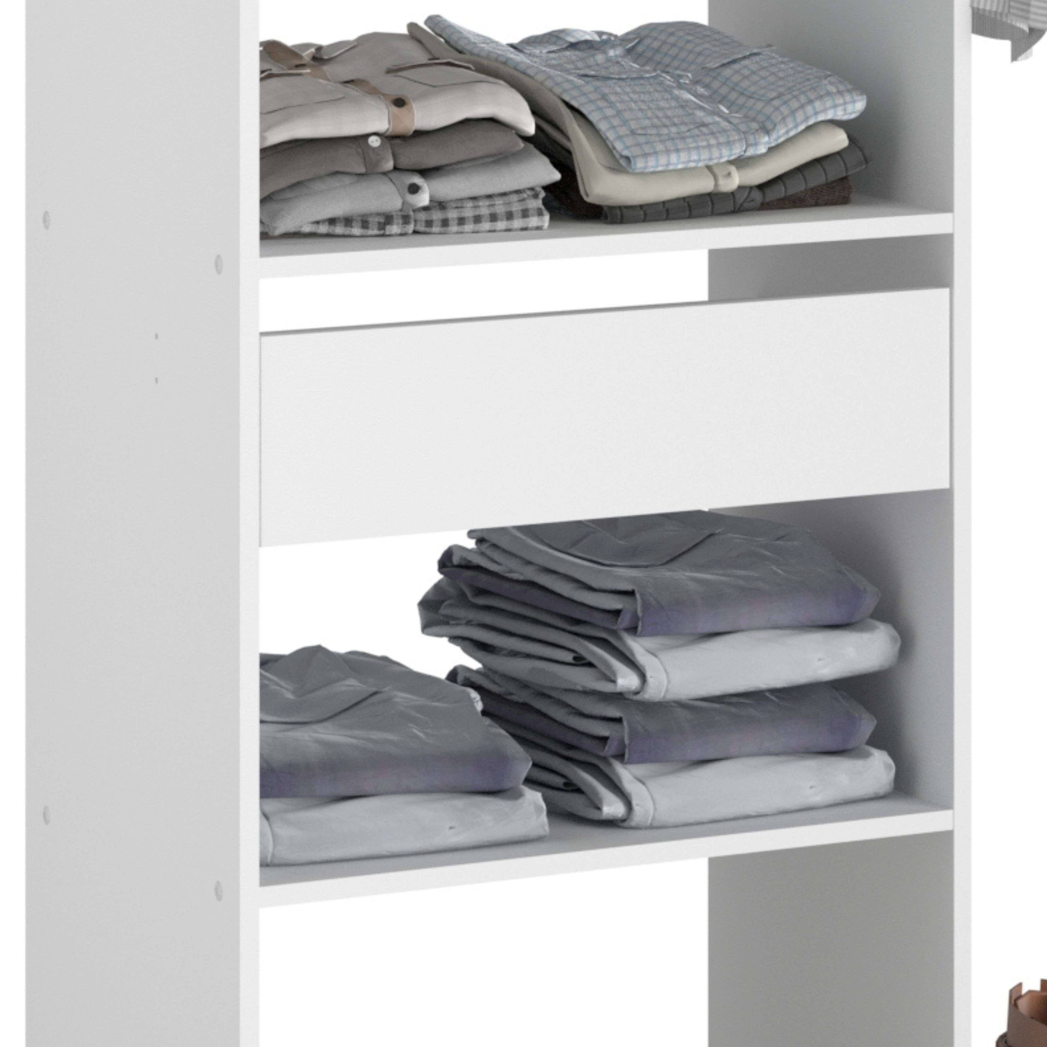 Ropa doblada pulcramente en tonos neutros apilada en estantes blancos.