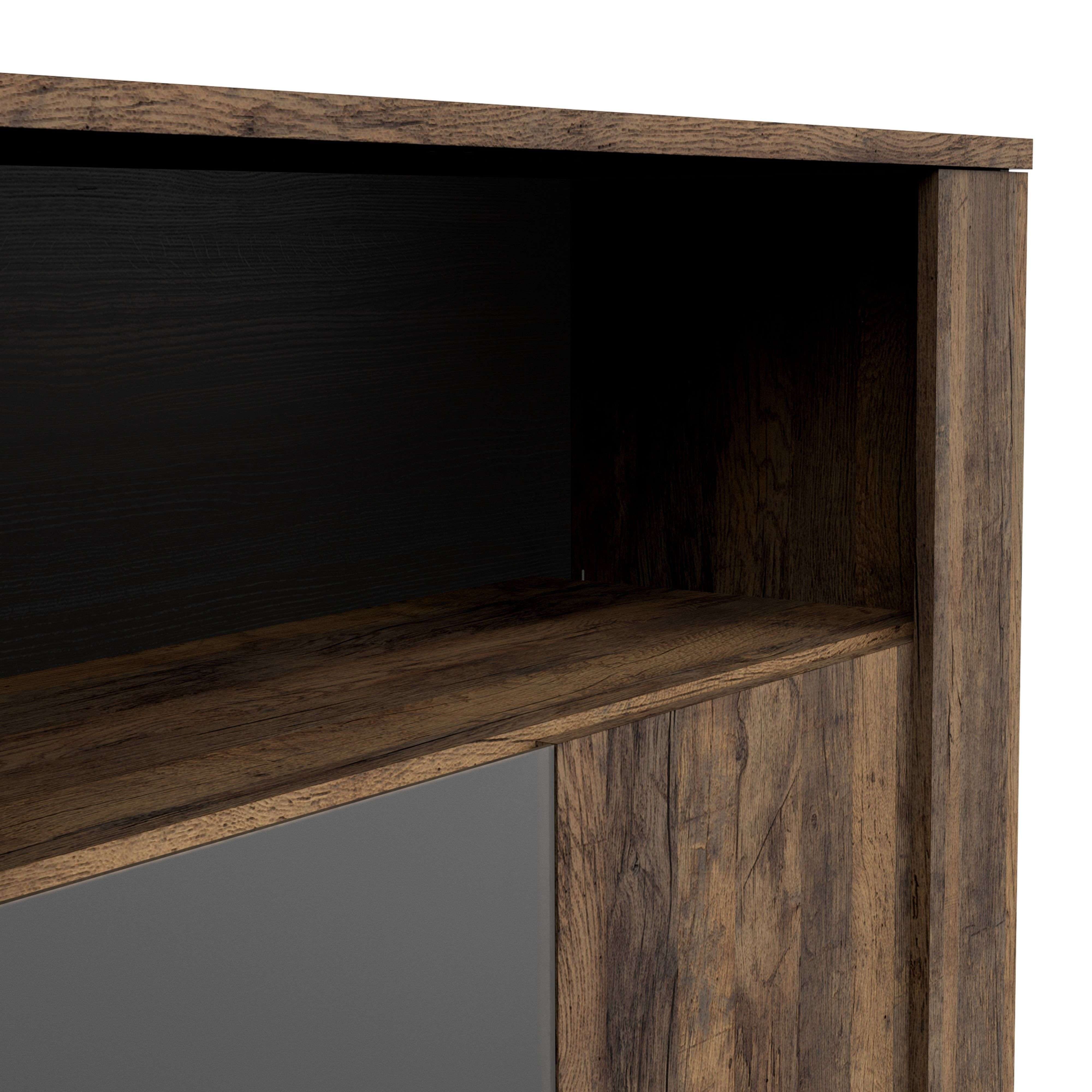 Grano de madera marrón oscuro arriba, estante negro debajo, puerta gris a la izquierda.