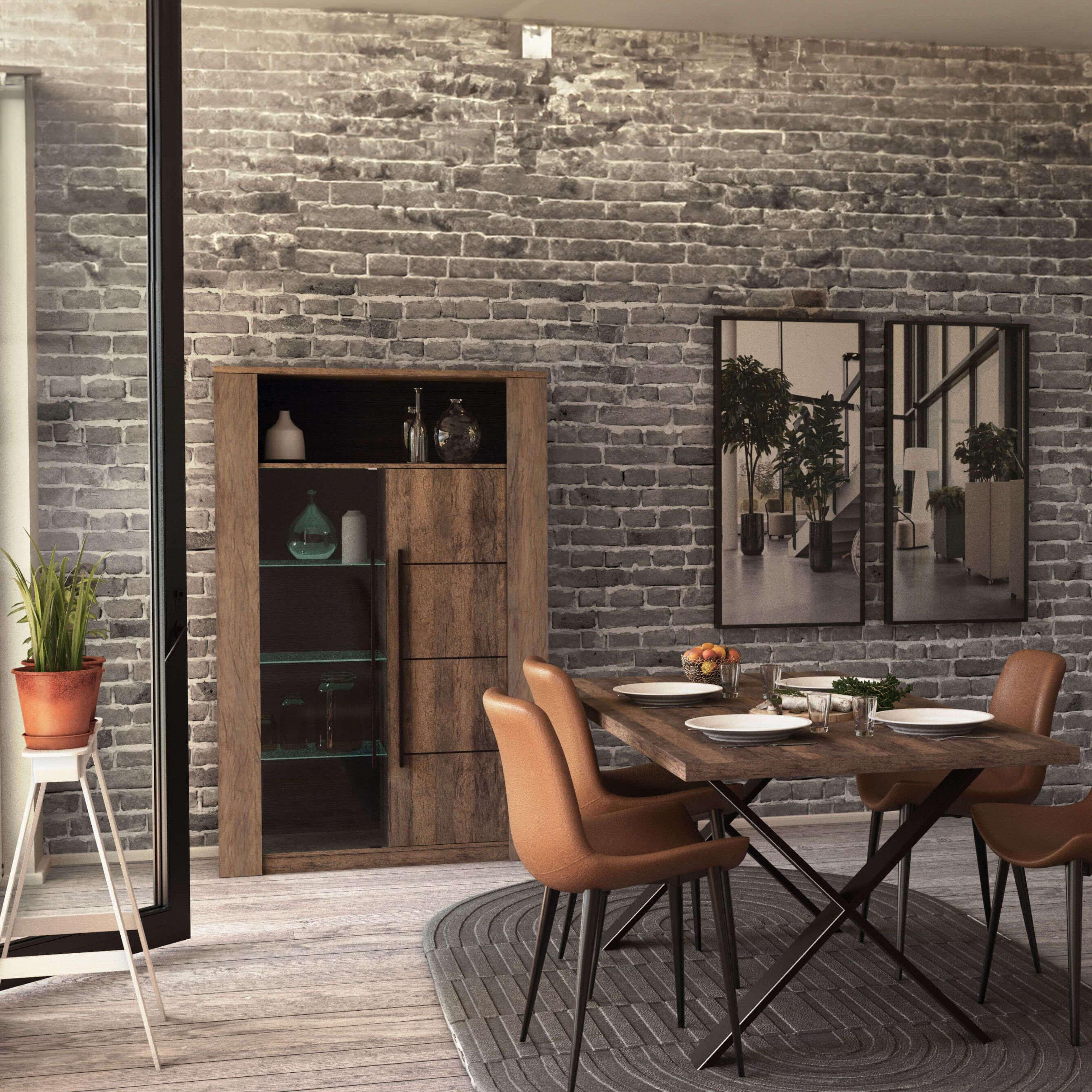 Un comedor con mesa de madera, sillas marrones, armario y pared de ladrillos.