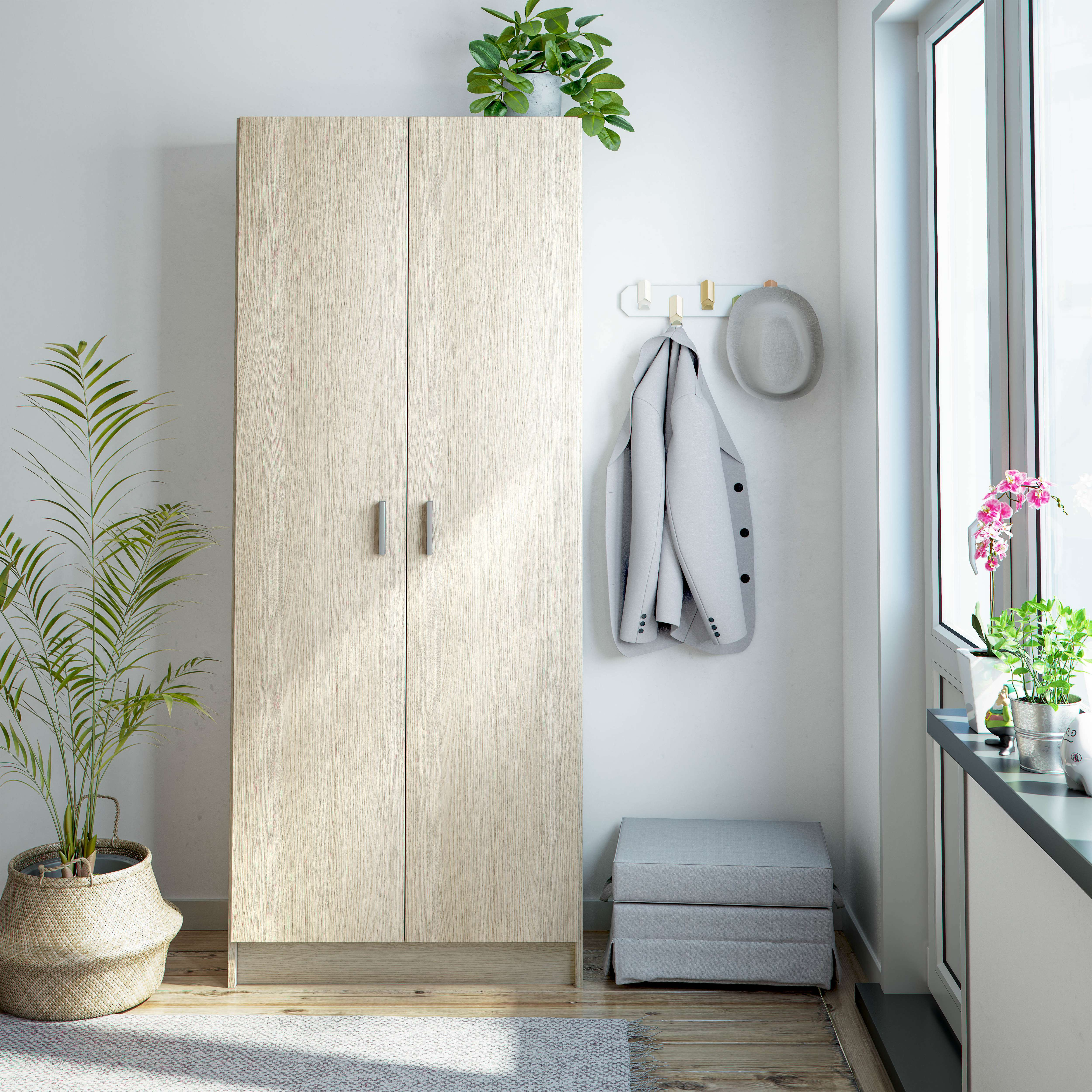 Armario de madera con plantas, abrigo y sombrero junto a ventana.