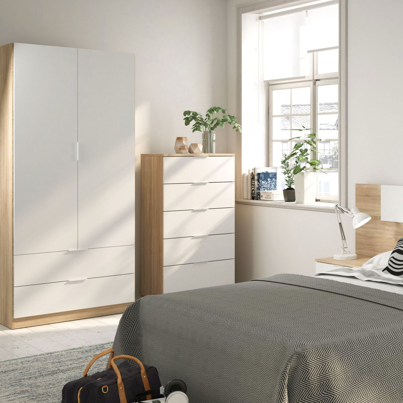 Un dormitorio con armario, cómoda, cama y ventana.