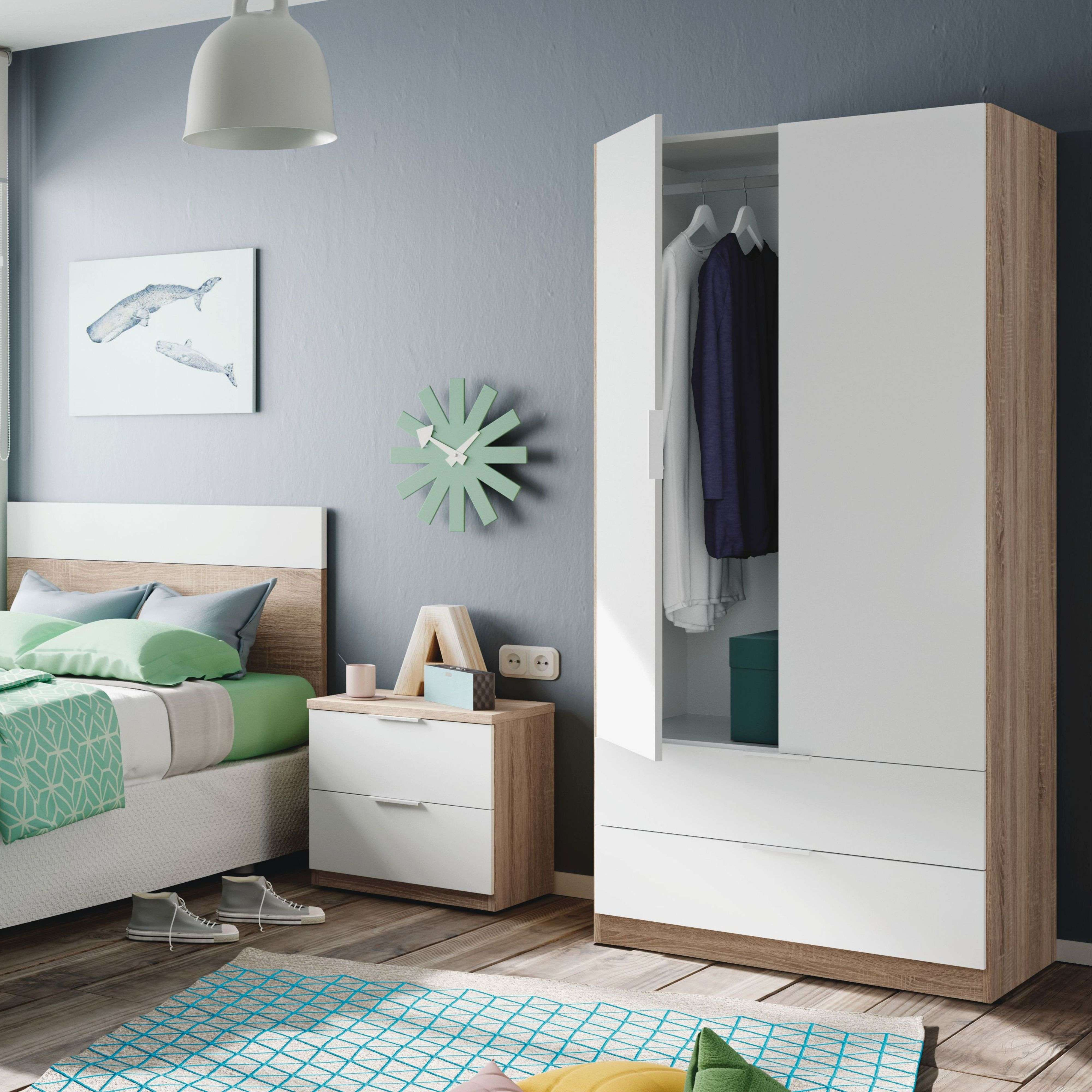 Un dormitorio con cama, armario, mesita de noche y decoración de pared.