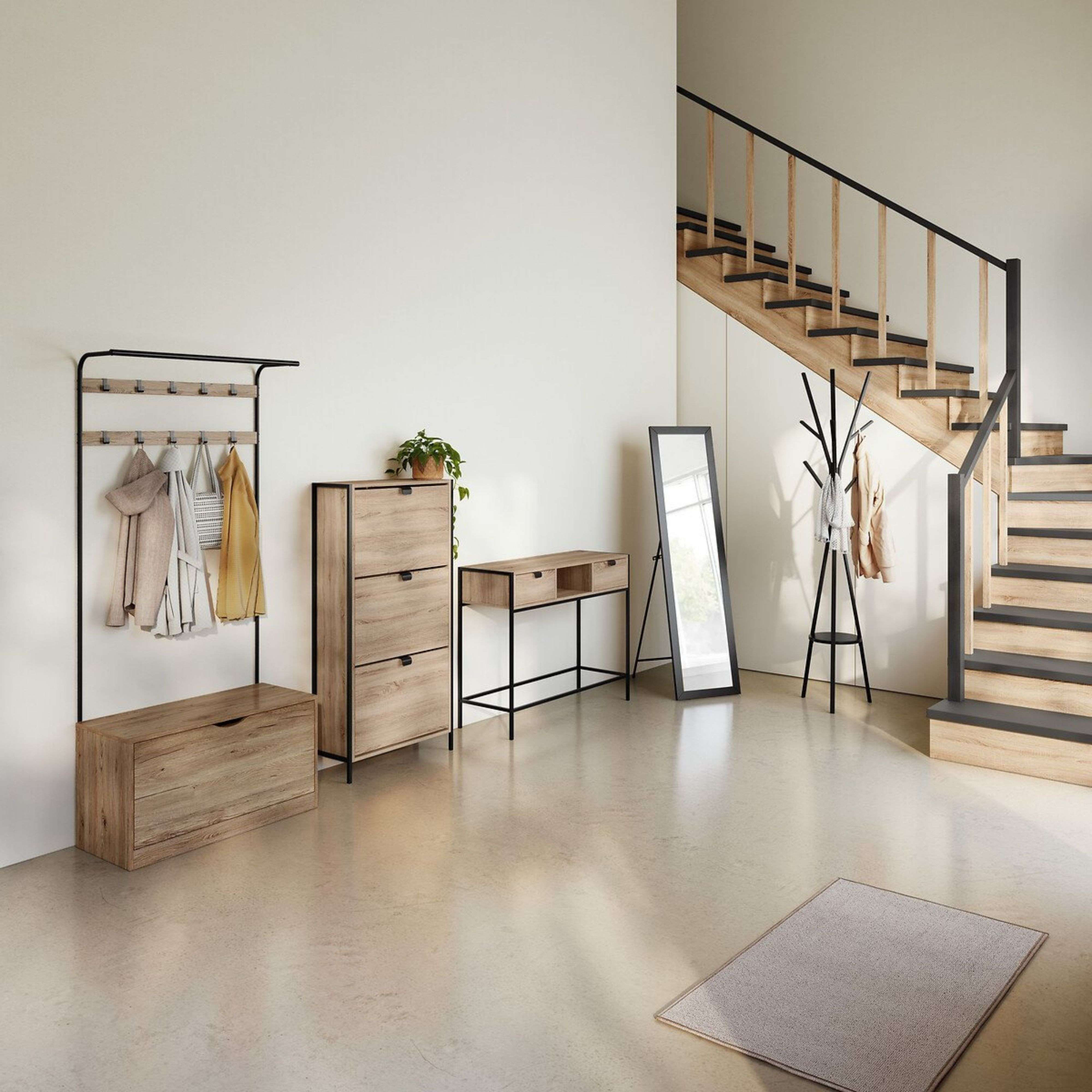 Muebles de recibidor con perchero, zapatero, estantería y escaleras.
