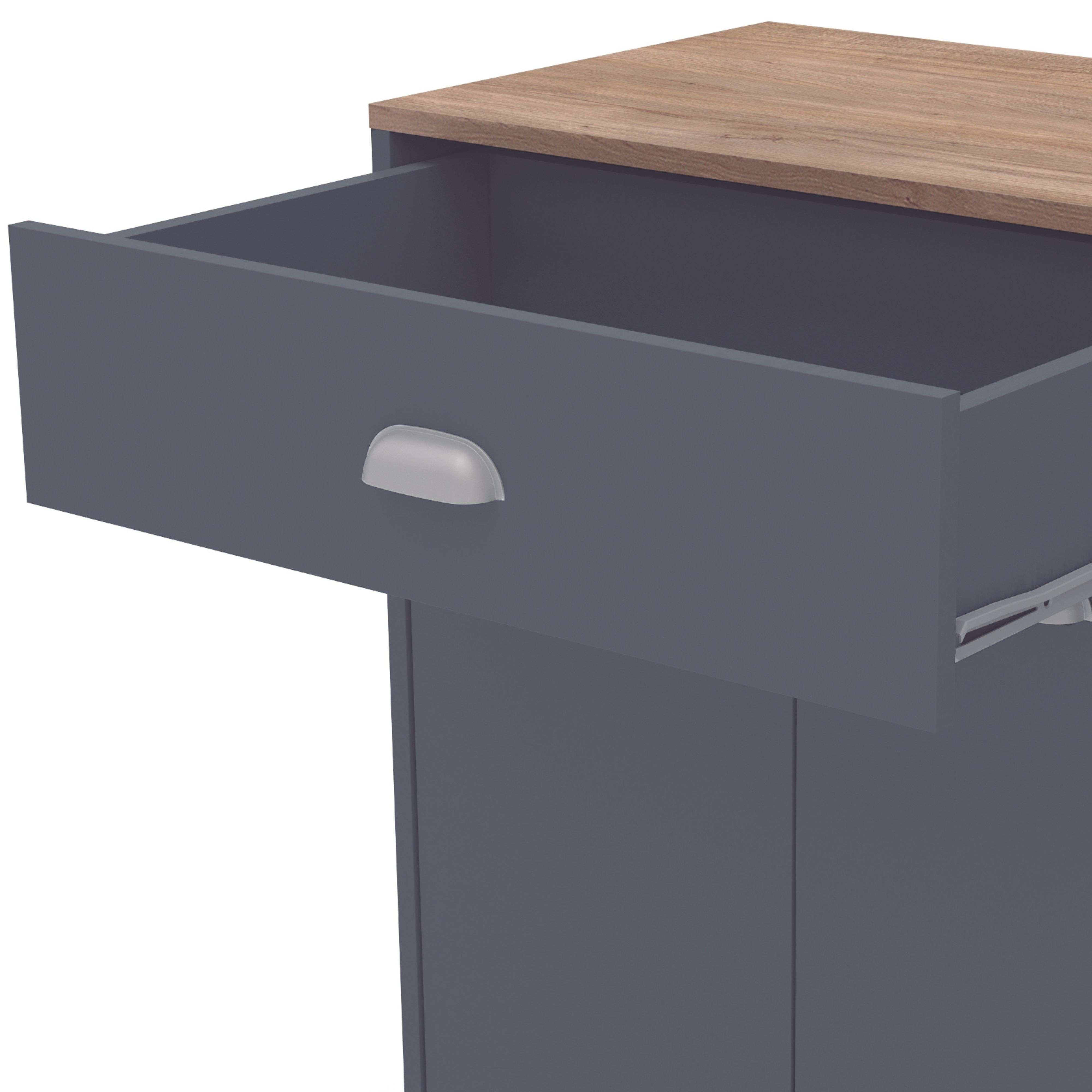 Un mueble oscuro con un cajón abierto y tapa de madera. Enfocado en el cajón.