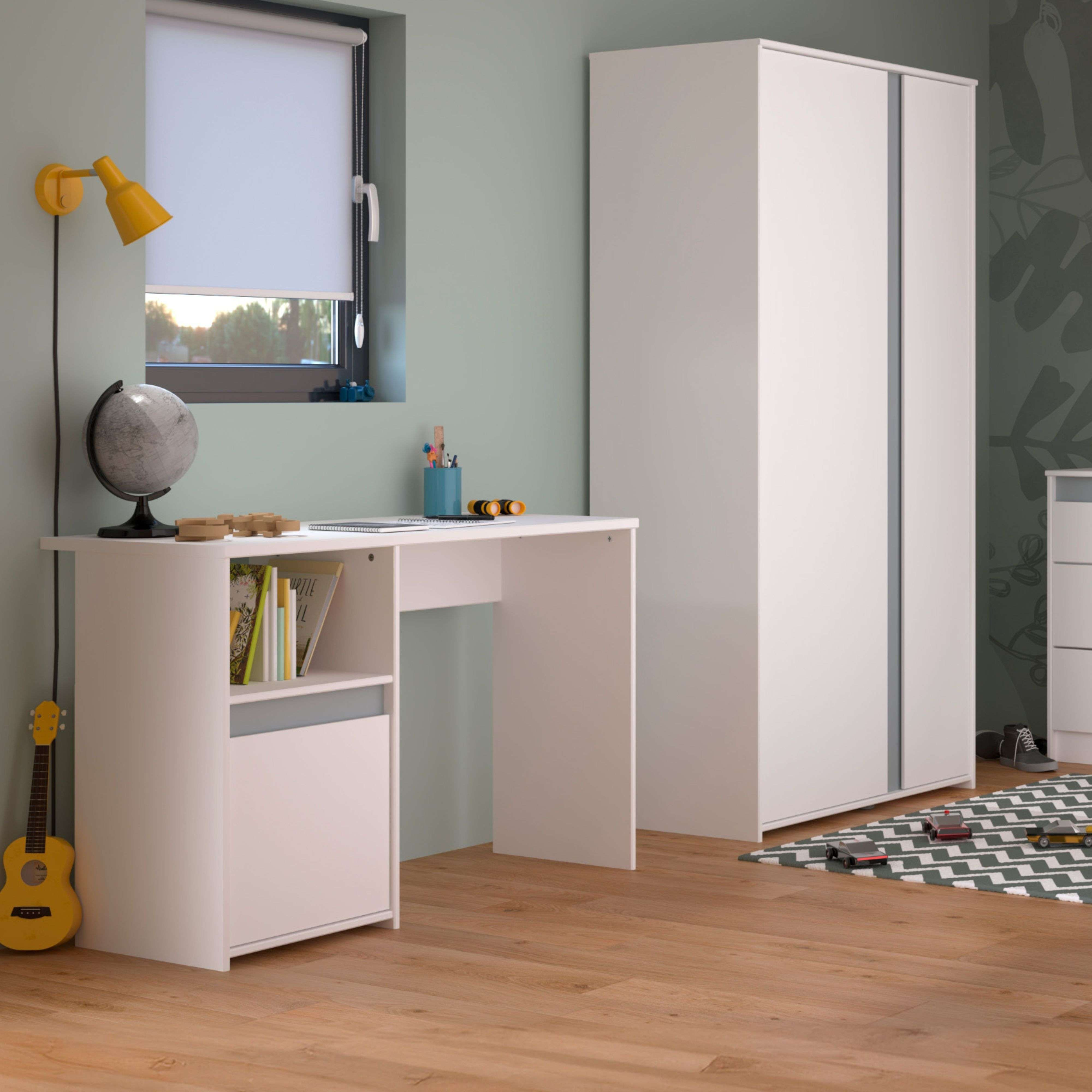 Habitación infantil con escritorio, guitarra, armario y globo terráqueo.