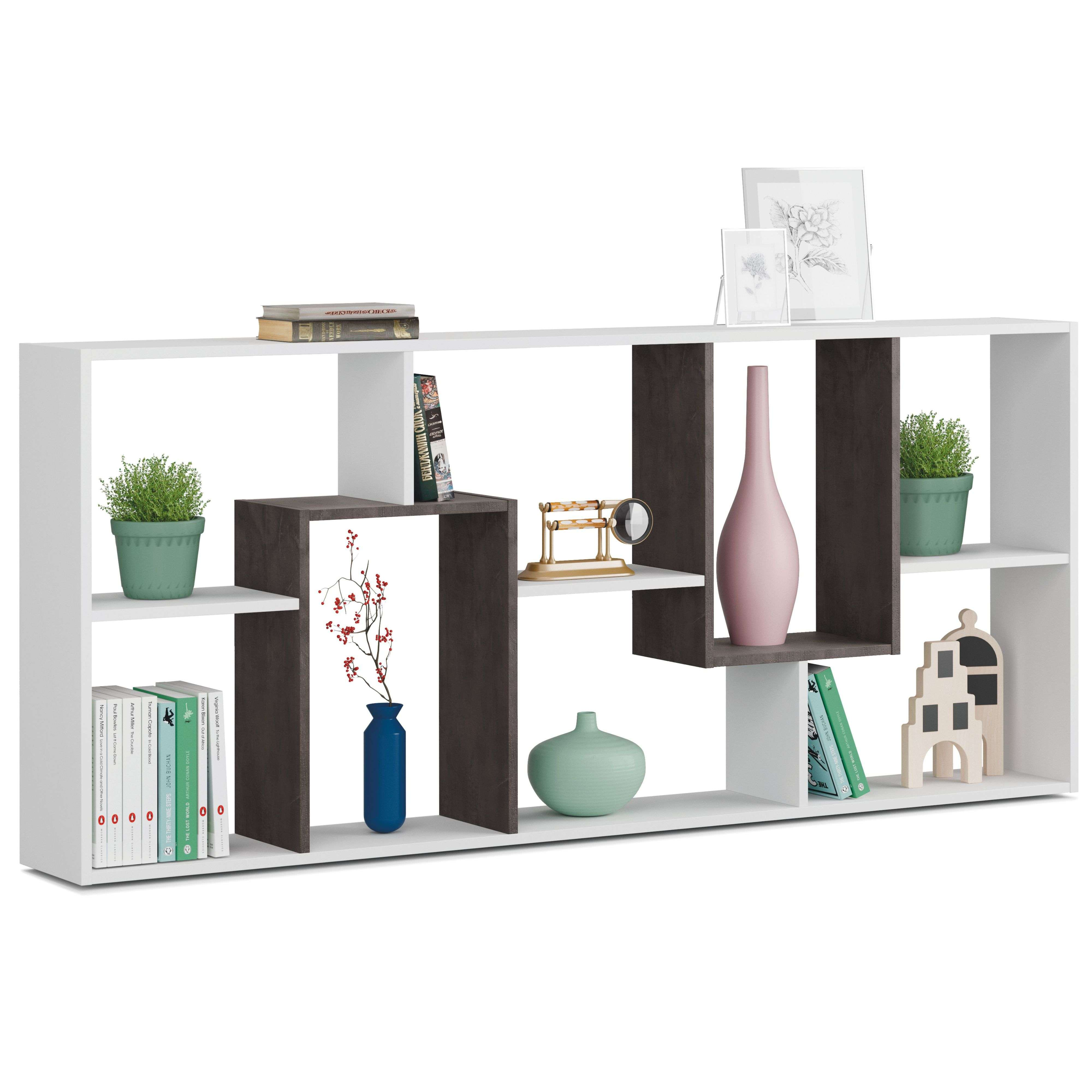 Un estante blanco con libros, jarrones, plantas y objetos decorativos.