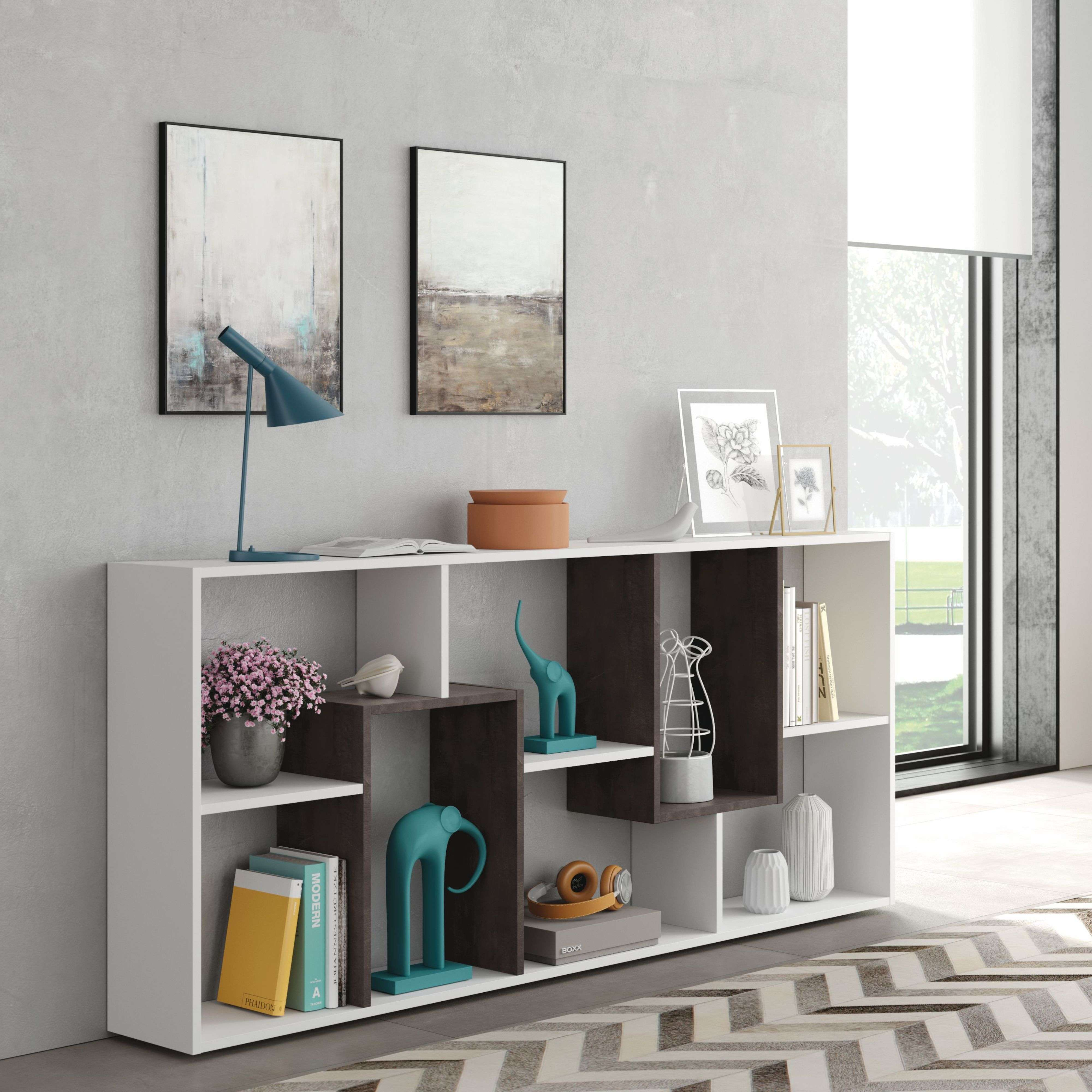Una estantería con decoraciones y libros, junto a una ventana.