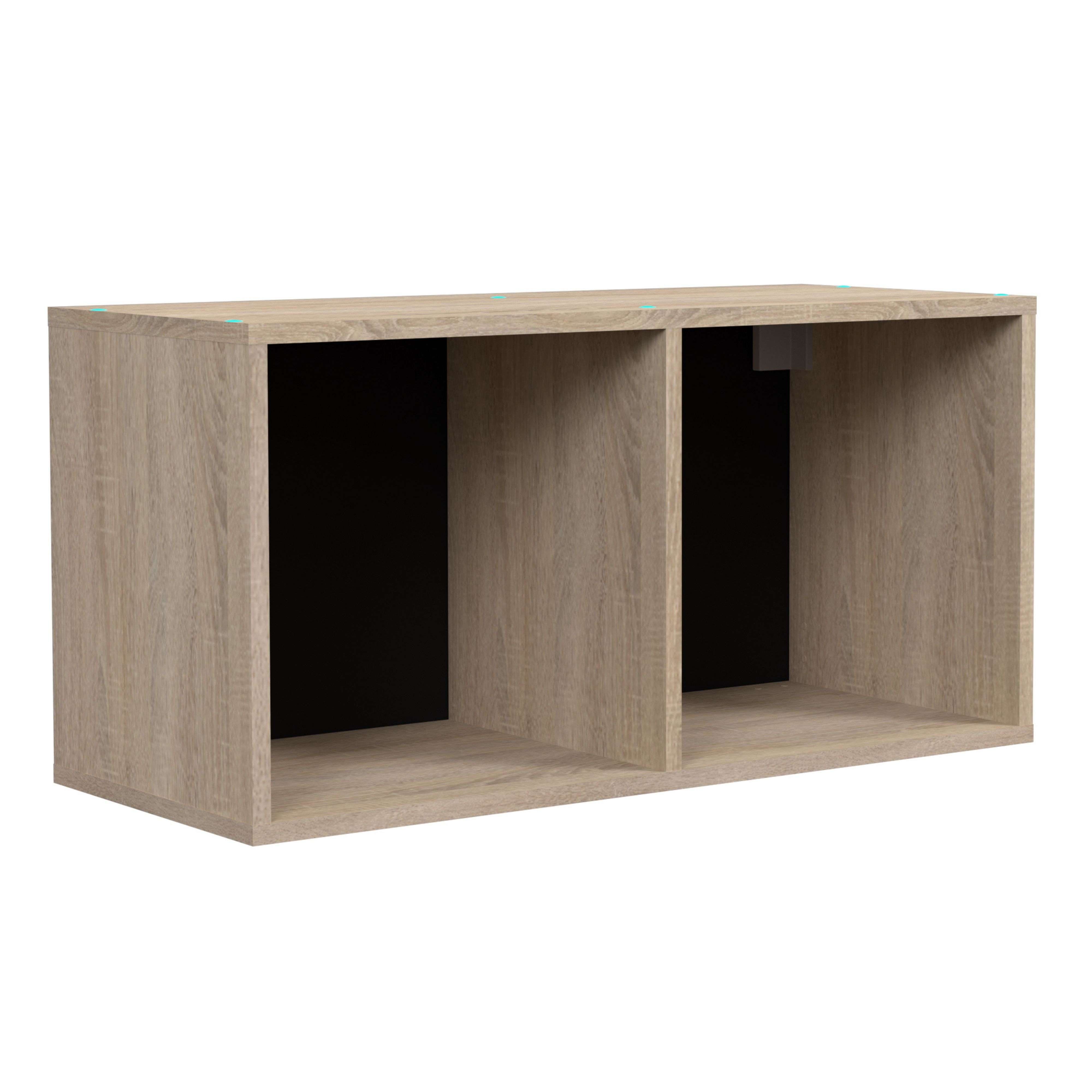 Un mueble de madera clara con dos compartimentos abiertos y panel trasero negro.