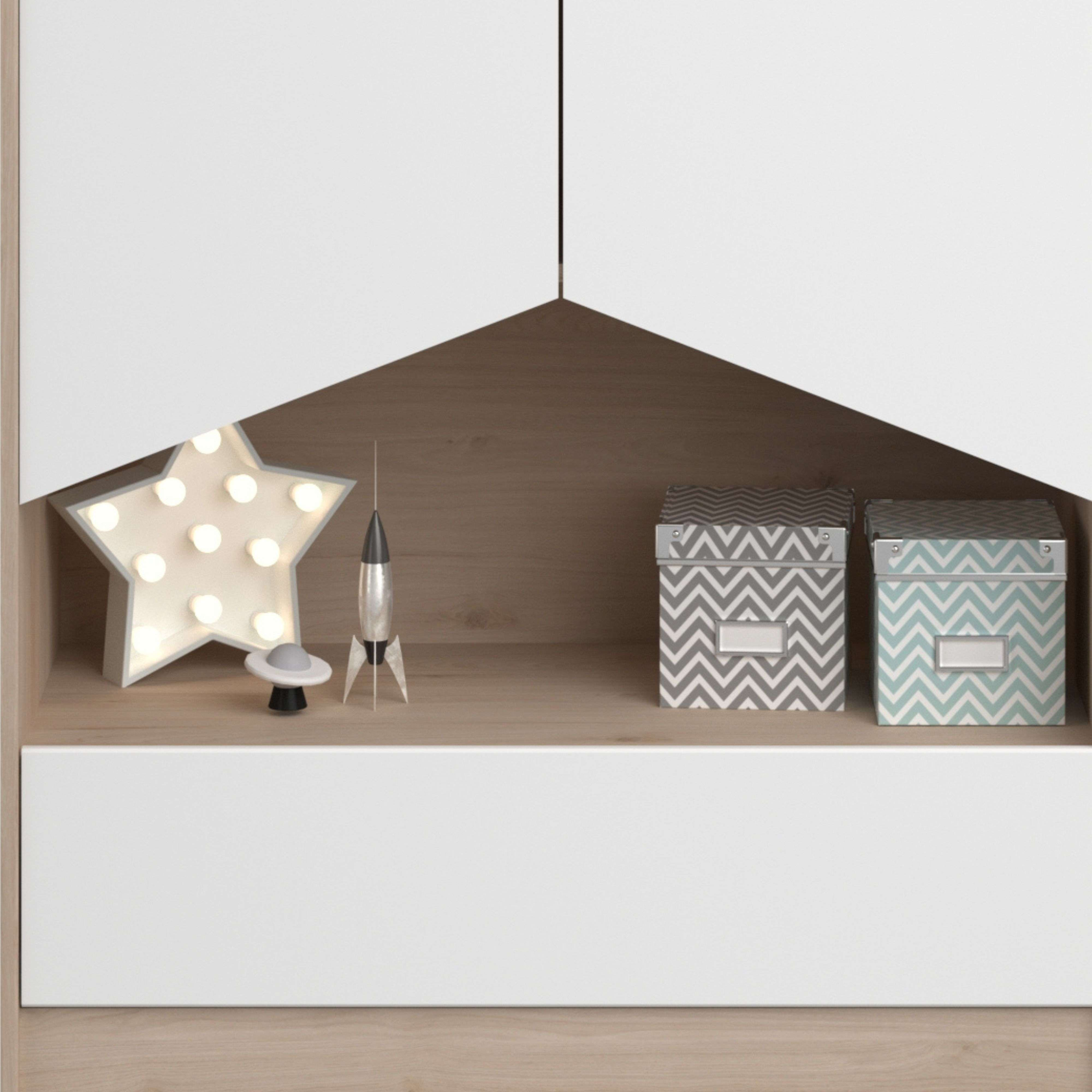 Una luz de estrella, un cohete, una figura OVNI y dos cajas de almacenamiento en zigzag en un estante.
