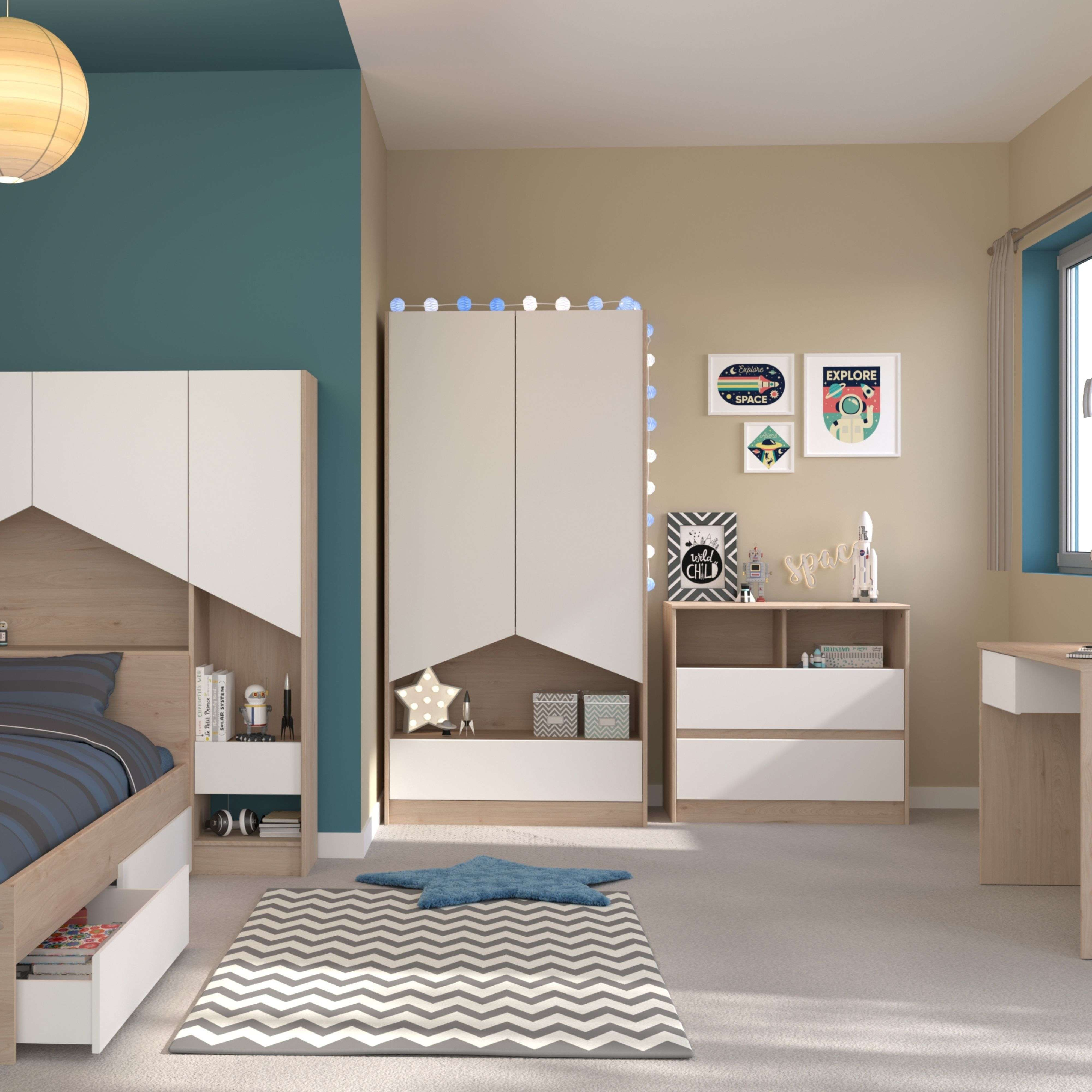 Habitación infantil con cama, armario, escritorio y decoración de estrellas.