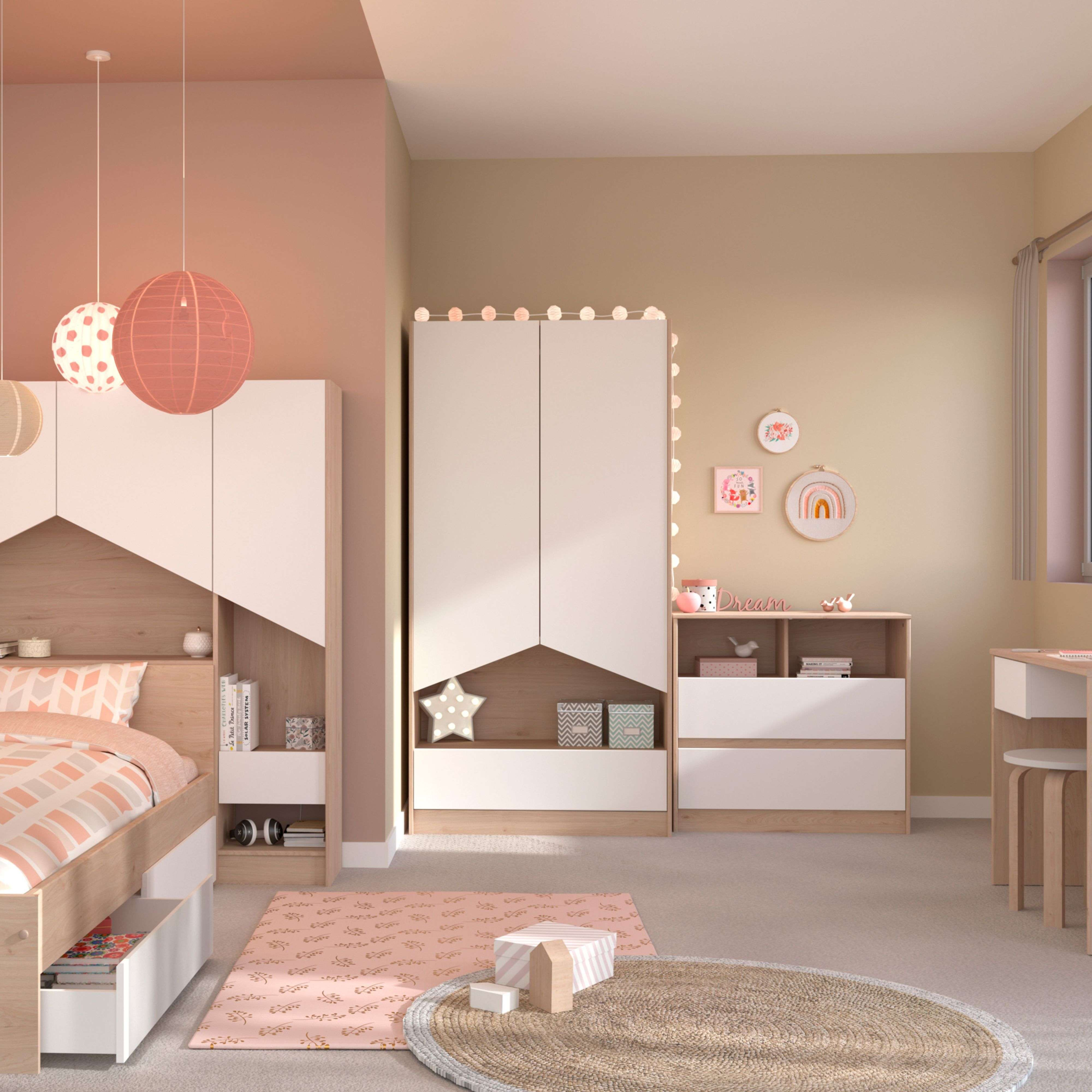 Dormitorio infantil con cama, armario, escritorio y decoración.