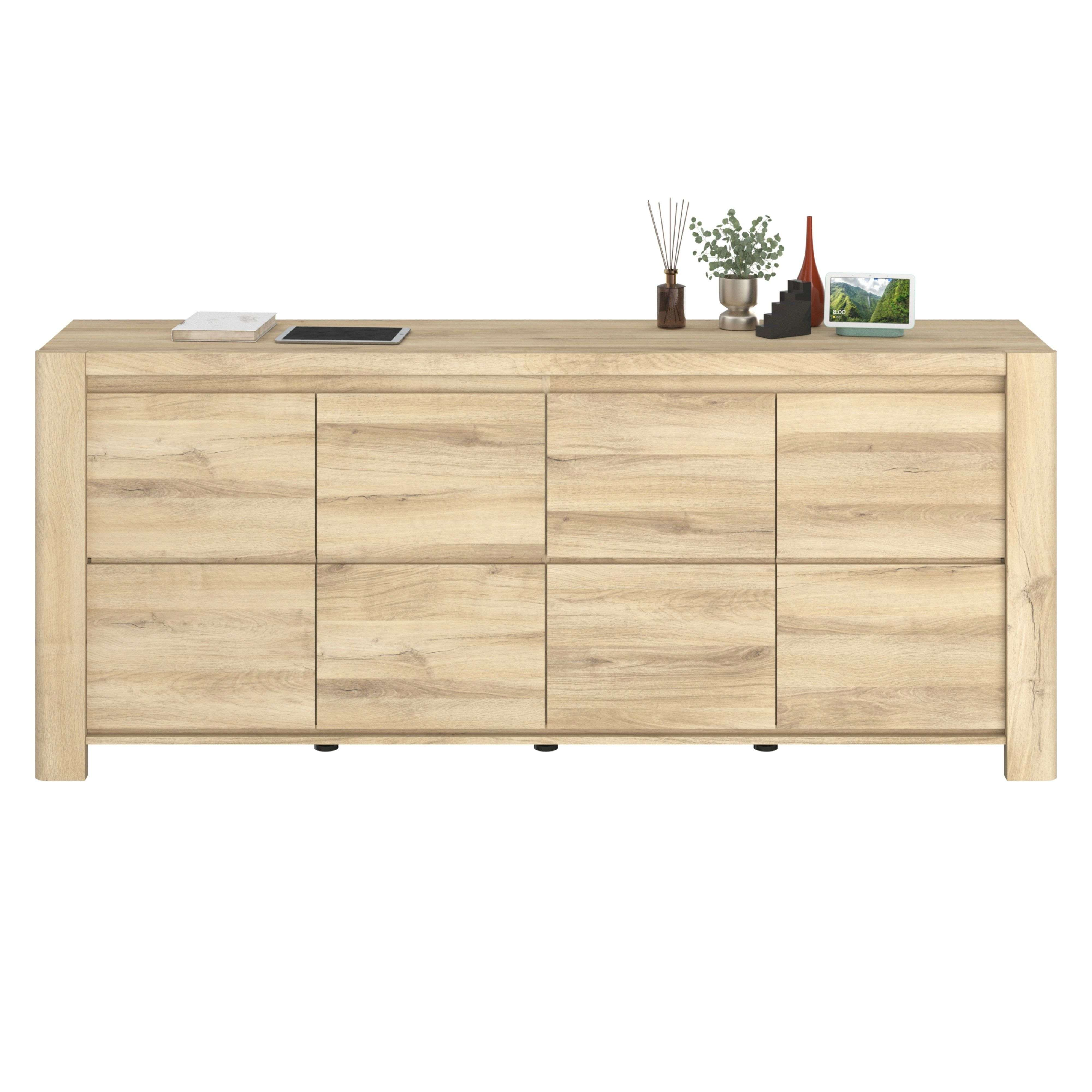 Aparador de madera clara con cuatro puertas, decorado con libros y objetos.