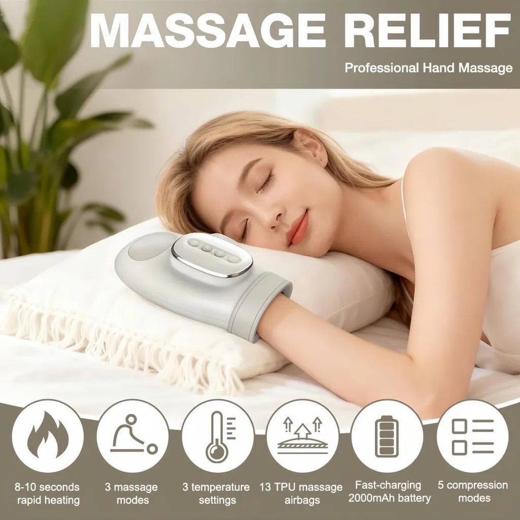 Frau mit Massagehandschuh auf dem Arm, der auf einem Kissen schläft.