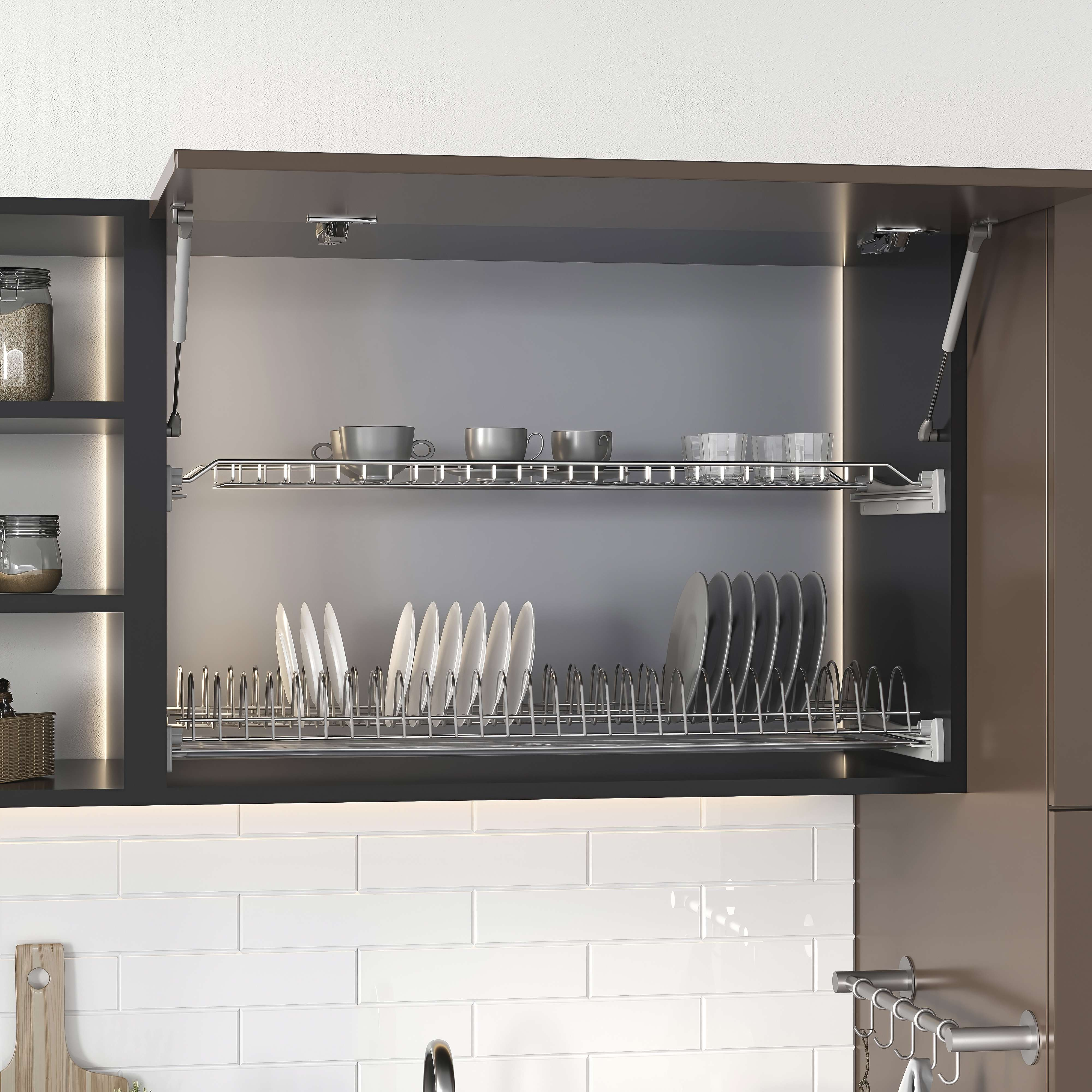 Un armario de cocina abierto con dos estantes, con platos y vasos.