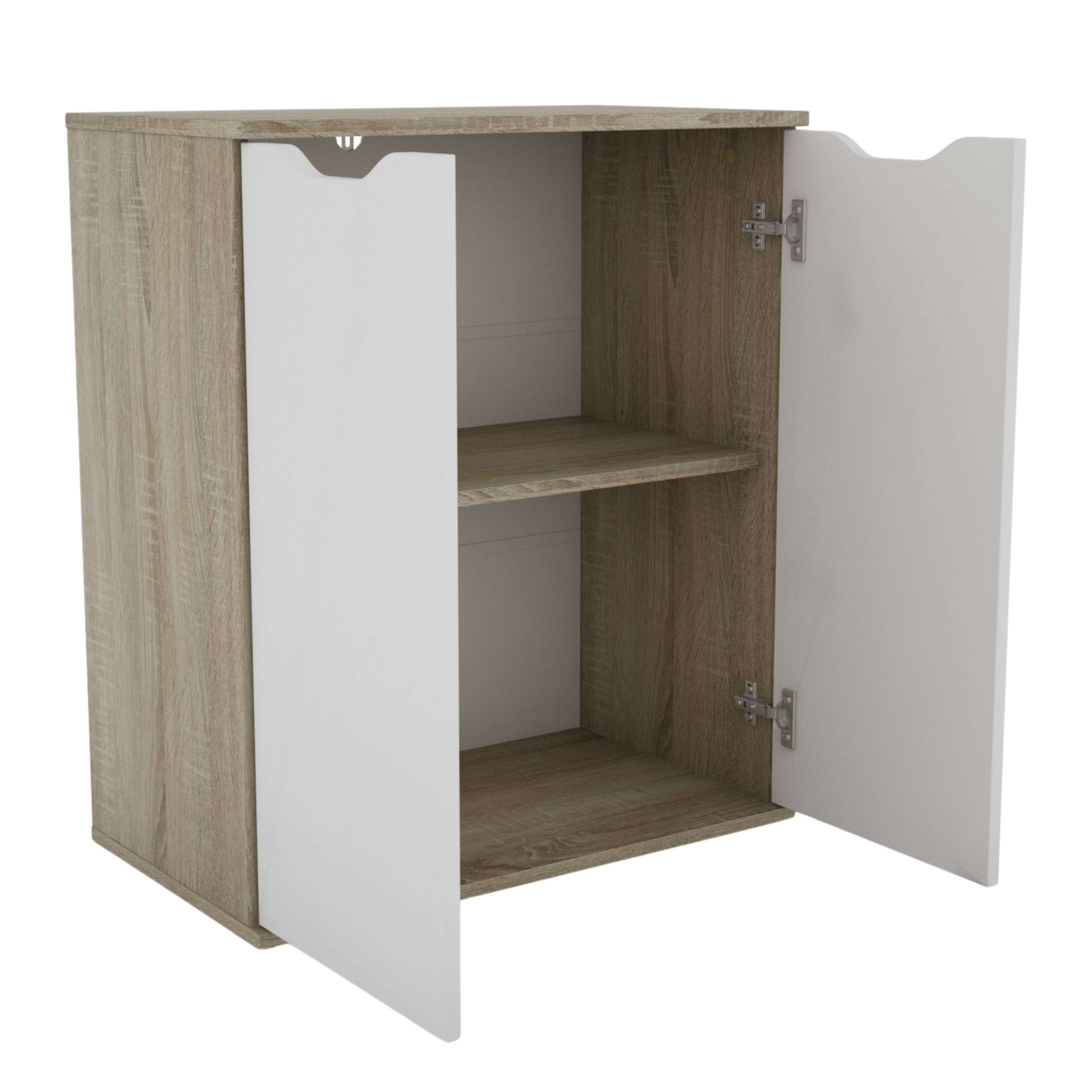 Un armario de dos puertas blancas con dos estantes de madera.