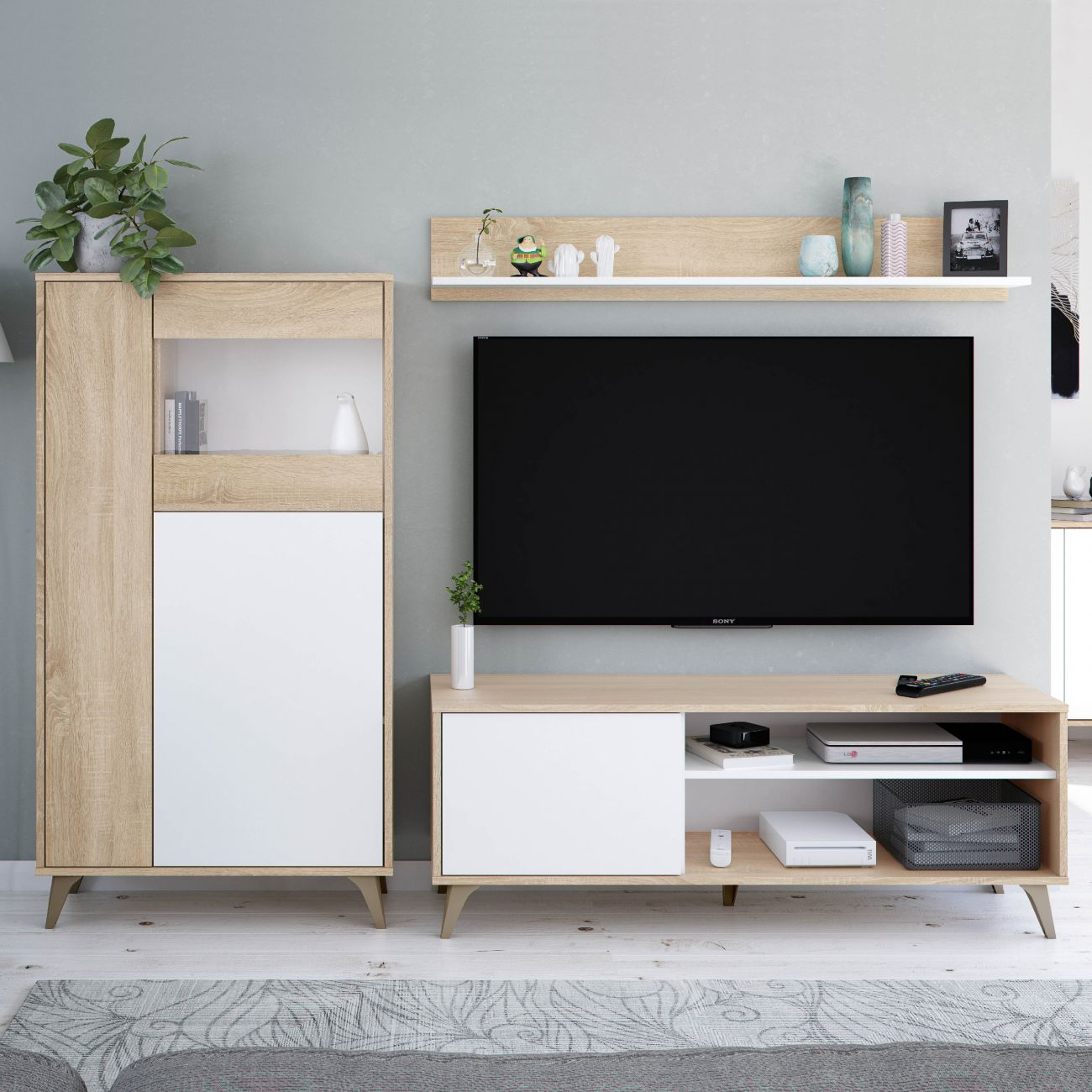 Una sala de estar con TV, mueble multimedia y mueble alto. Plantas y decoración.