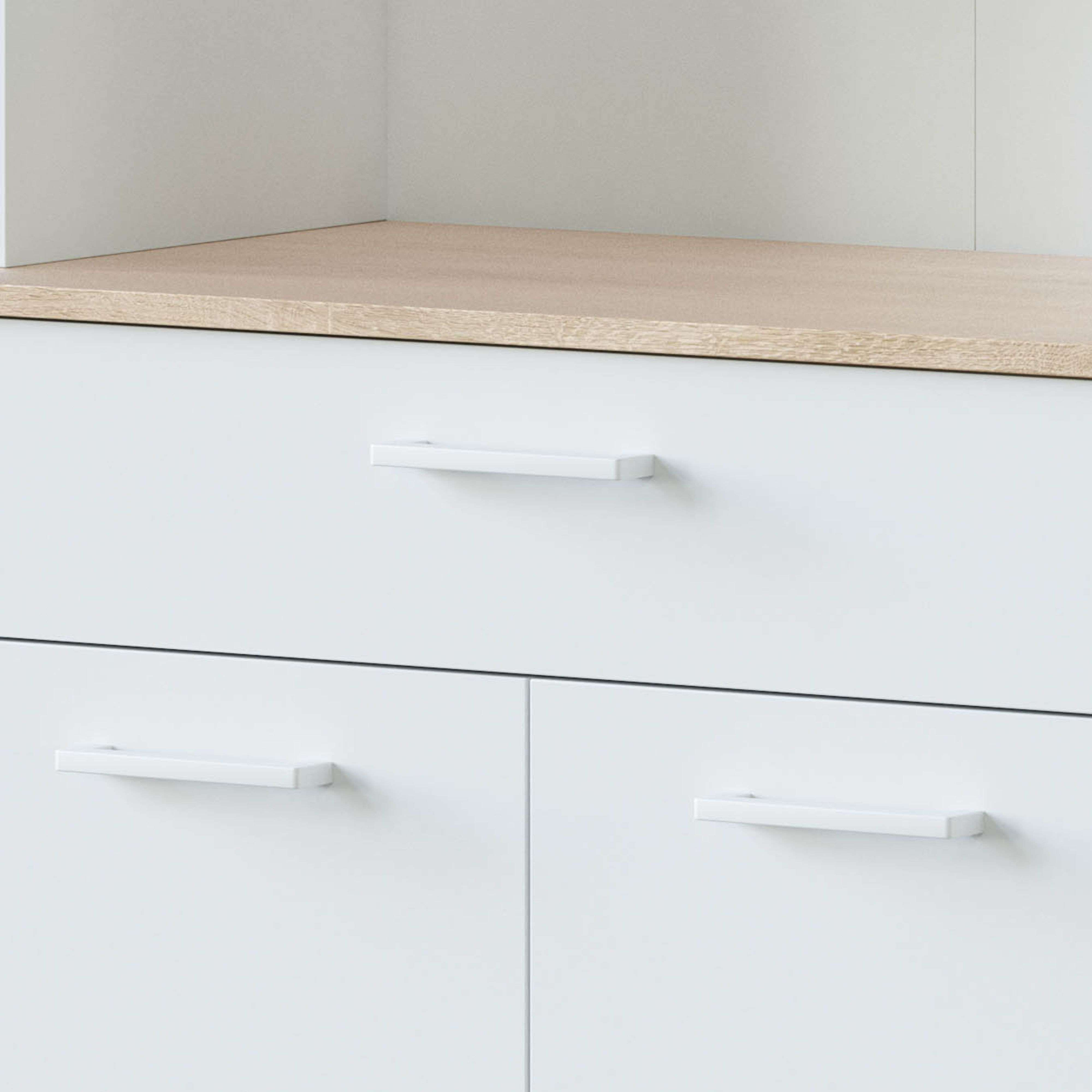 Frentes de cajón blancos con tapa de madera y tiradores plateados.