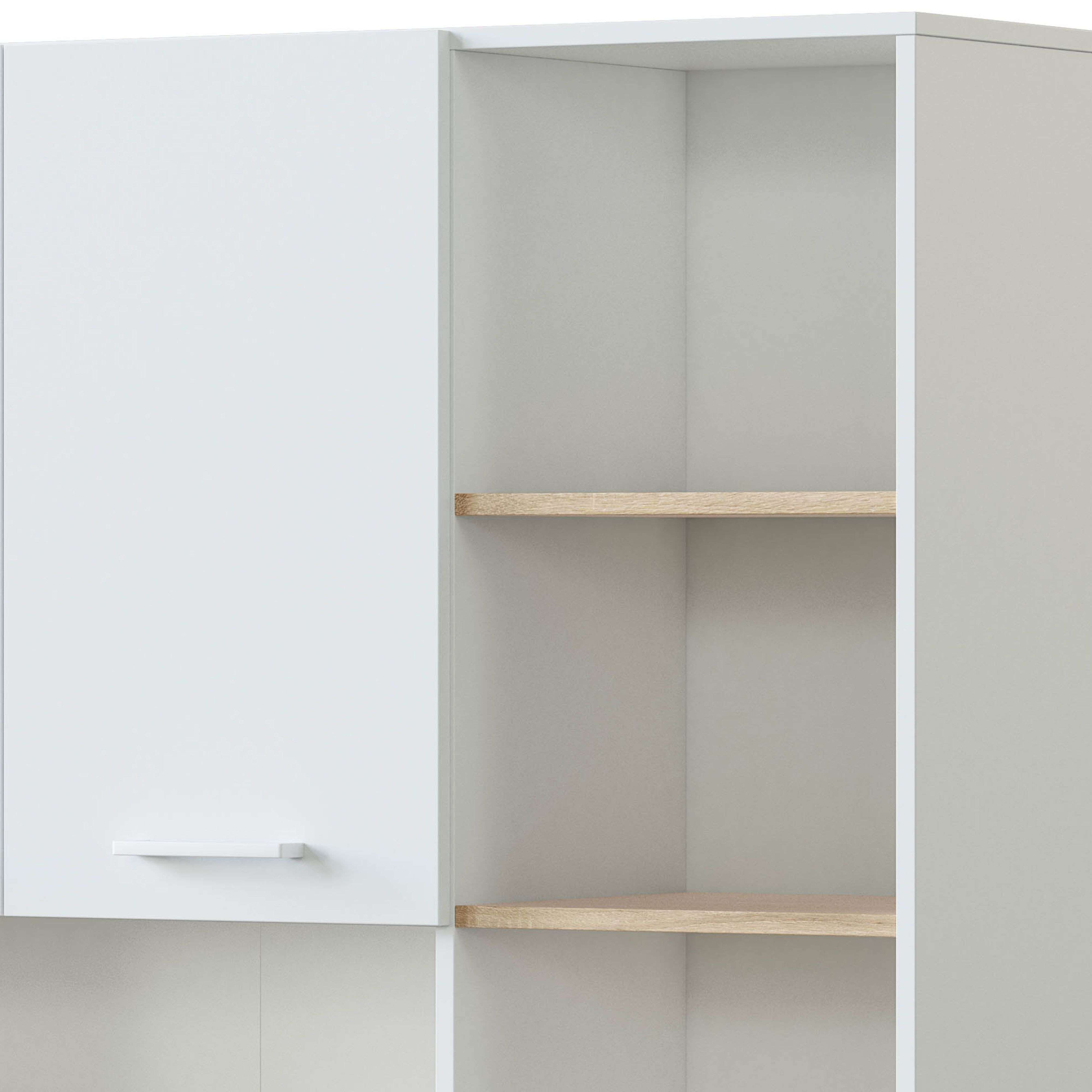 Puerta de mueble blanca con tirador y dos estantes de madera al lado.