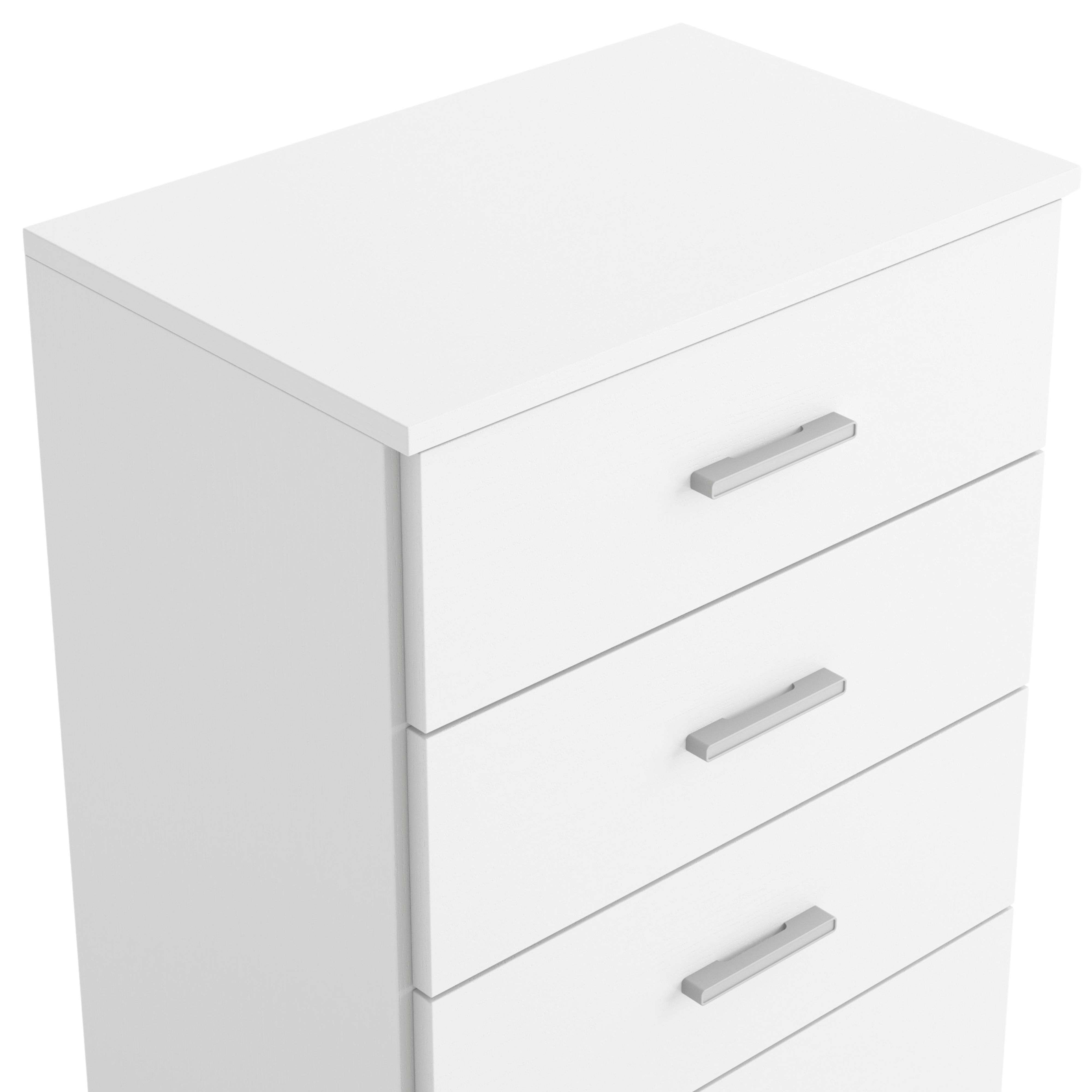 Una cómoda blanca con cuatro cajones y tiradores plateados.