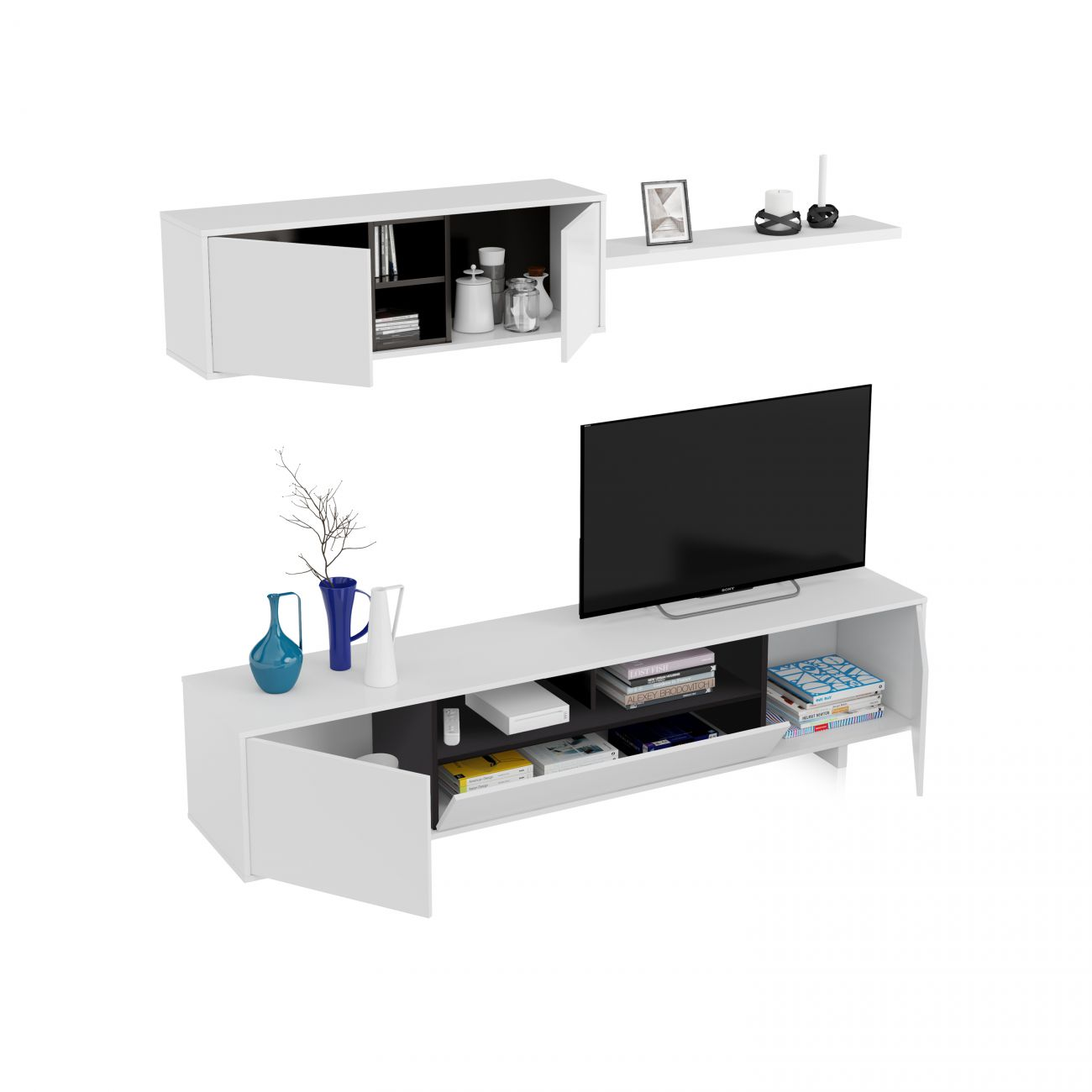 Un mueble de TV blanco con compartimentos abiertos, libros y decoración. Encima, un estante de pared.