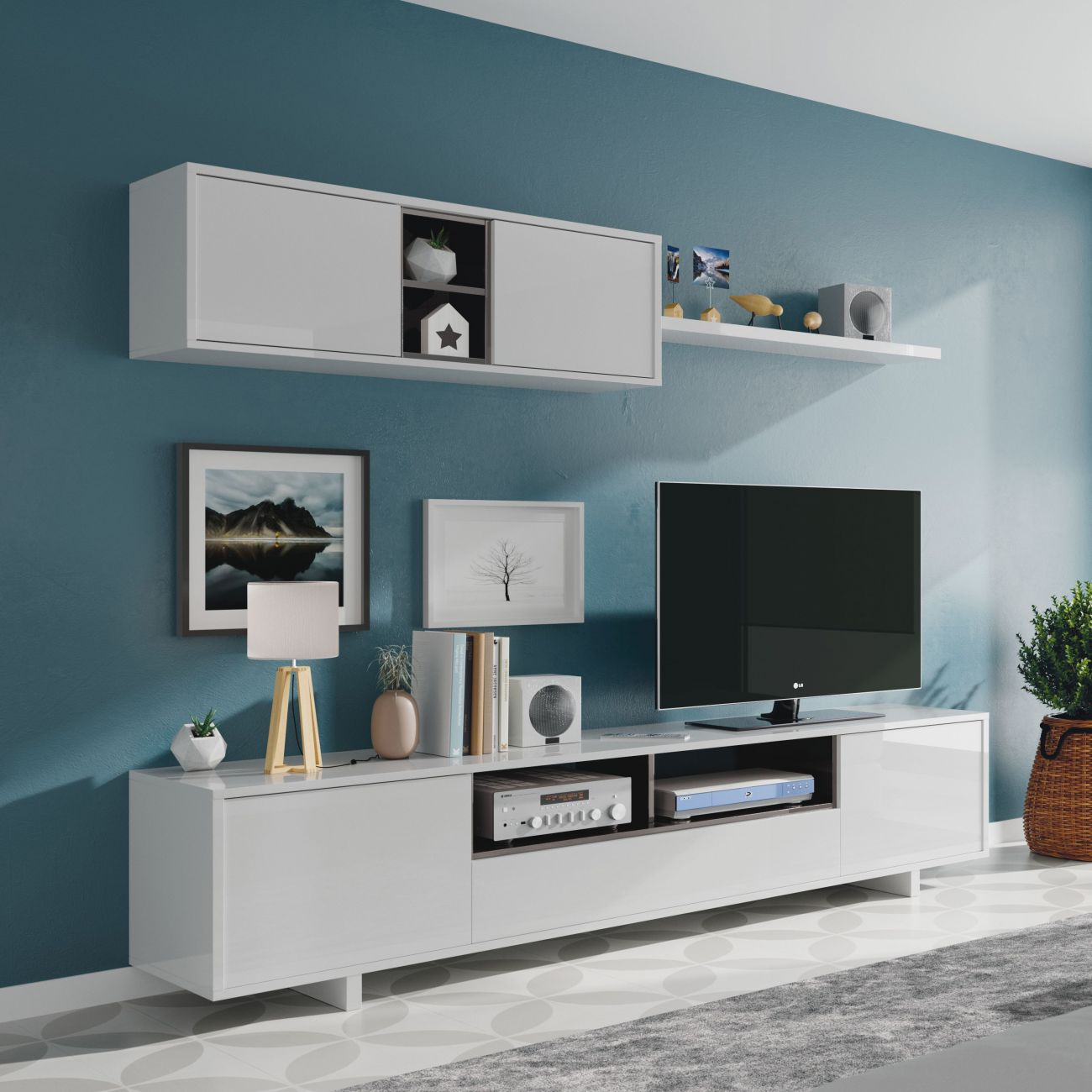 Sala de estar moderna con mueble de TV gris, estante y pared azul.