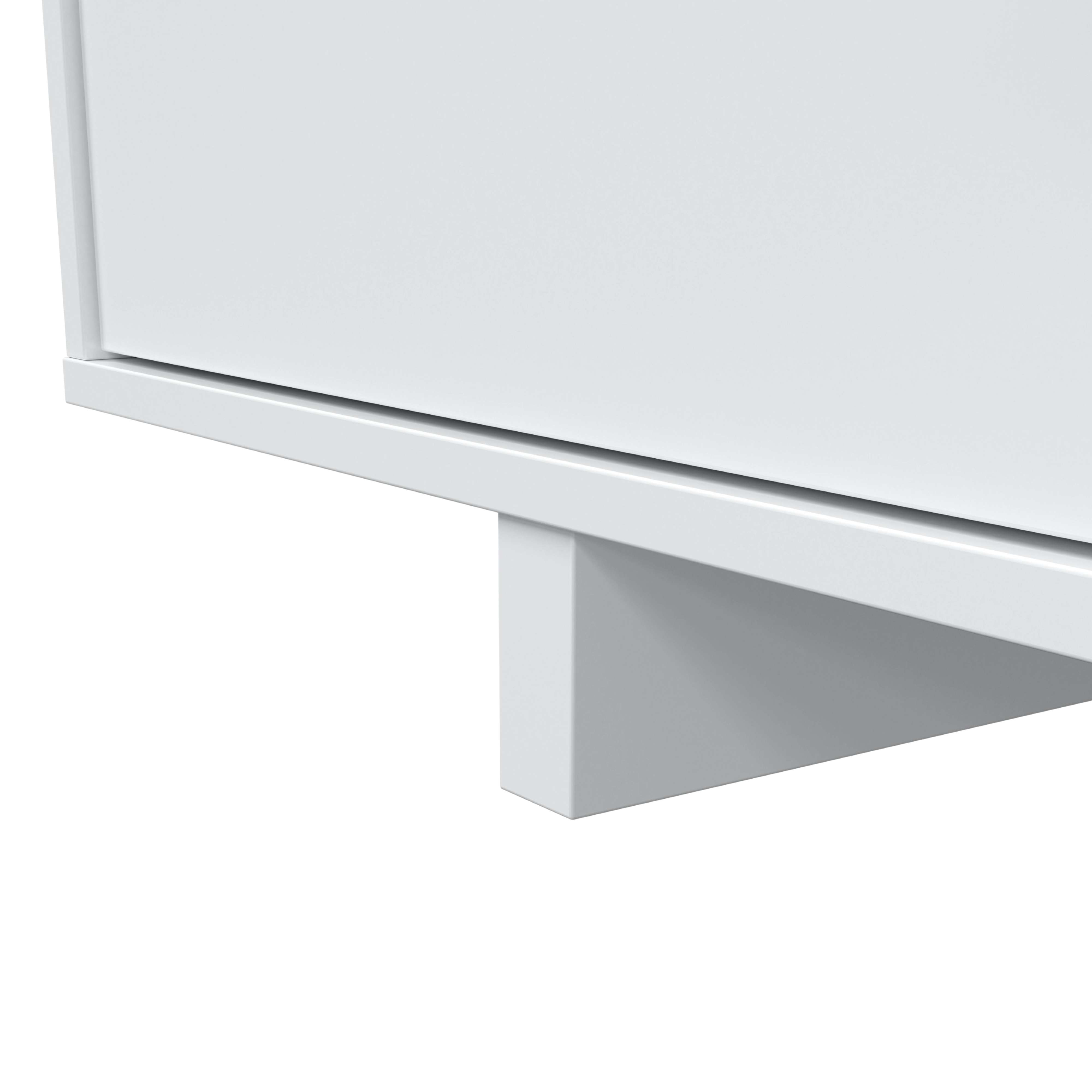 Primer plano de un frente de mueble blanco con zócalo.