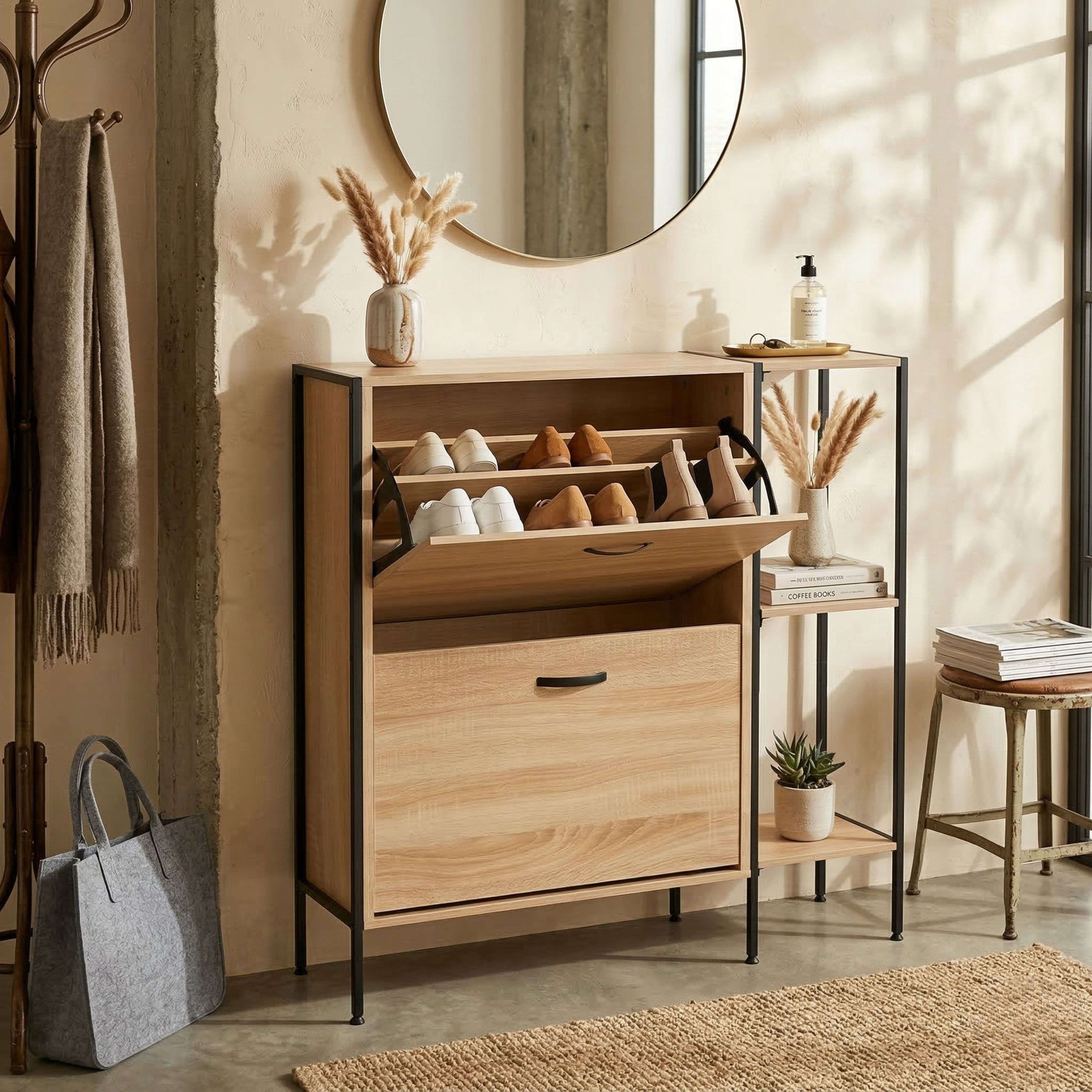 Una habitación luminosa con zapatero de madera, espejo, perchero y bolso.