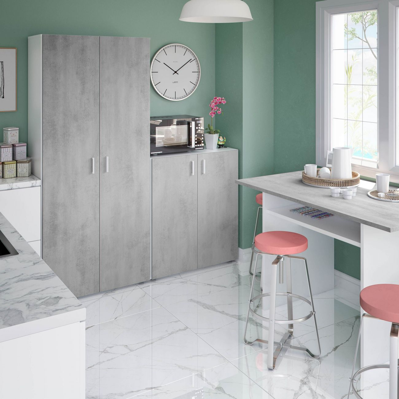 Cocina moderna con armarios grises, microondas, barra de desayuno y taburetes rosas.