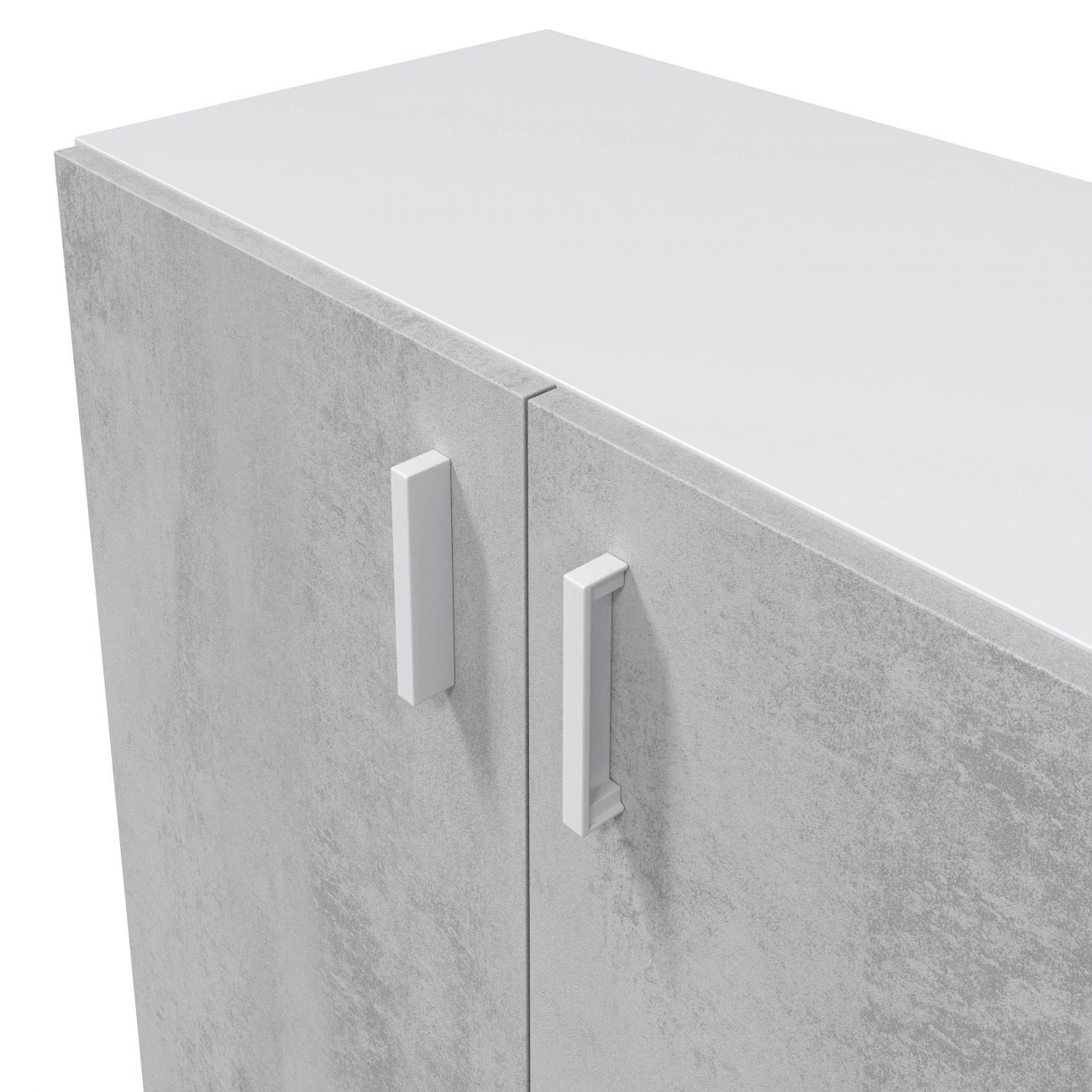 Gabinete gris con tiradores blancos. Primer plano.