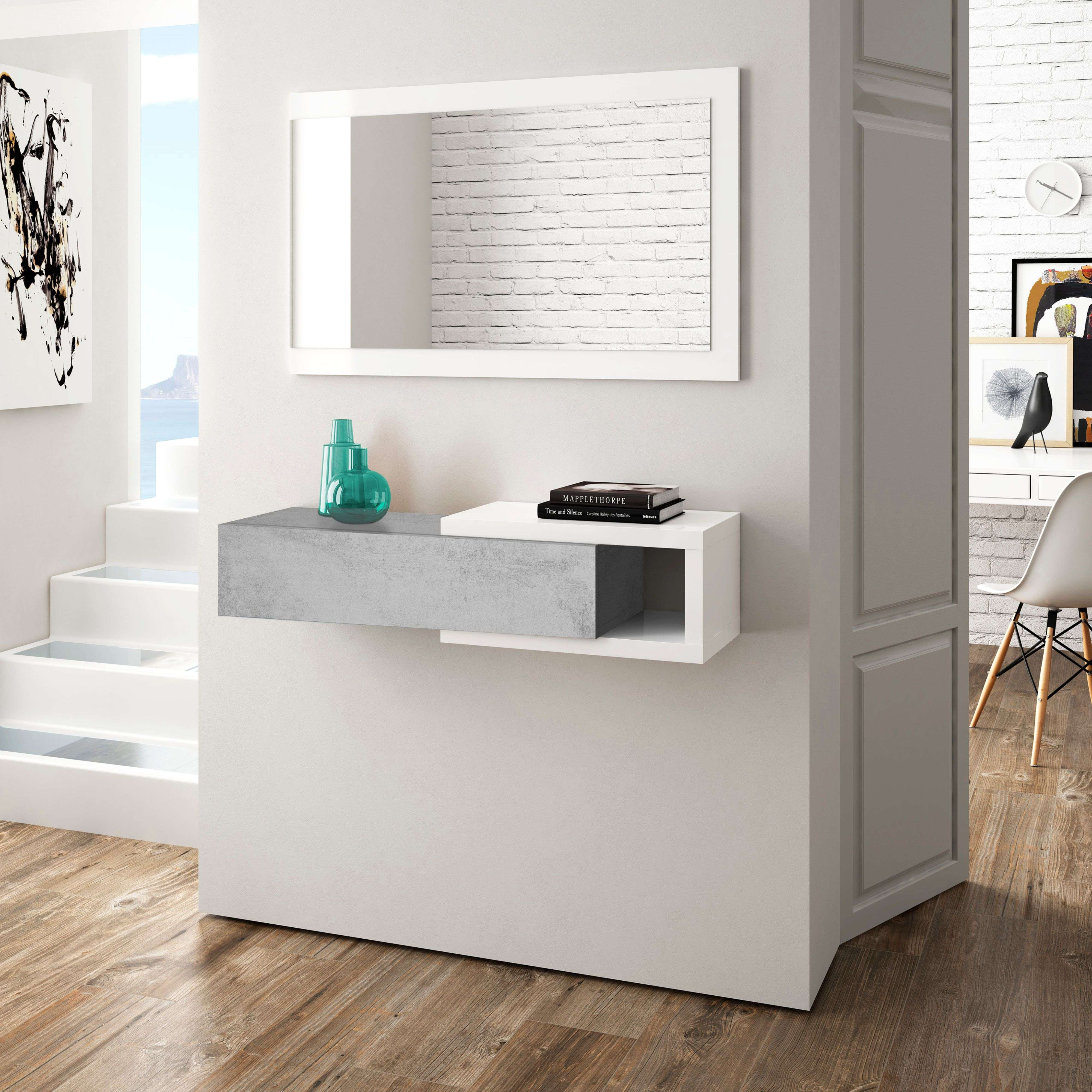 Pasillo moderno con estante de pared, espejo, arte y escaleras.