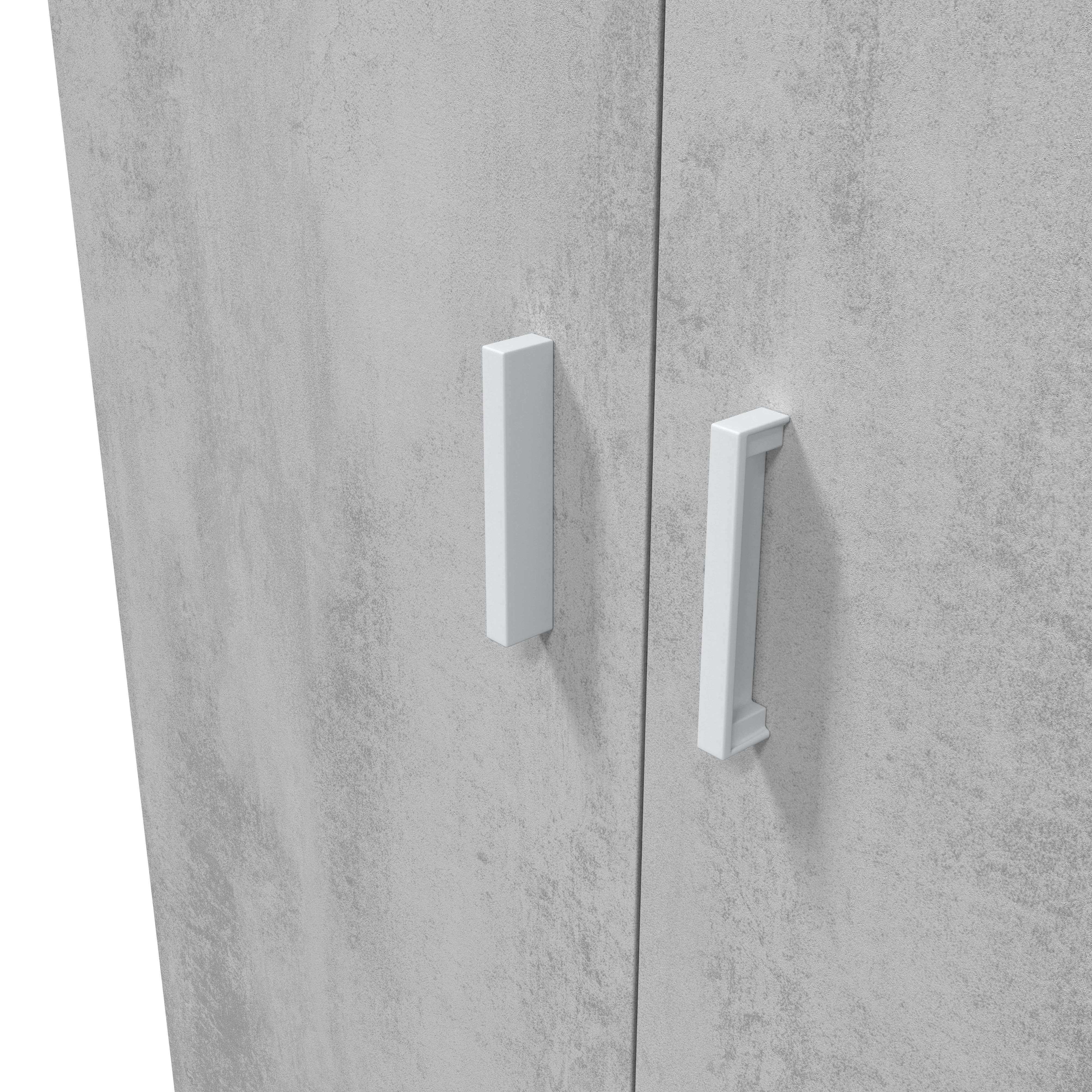 Dos tiradores blancos sobre superficie de hormigón gris, puertas de armario.