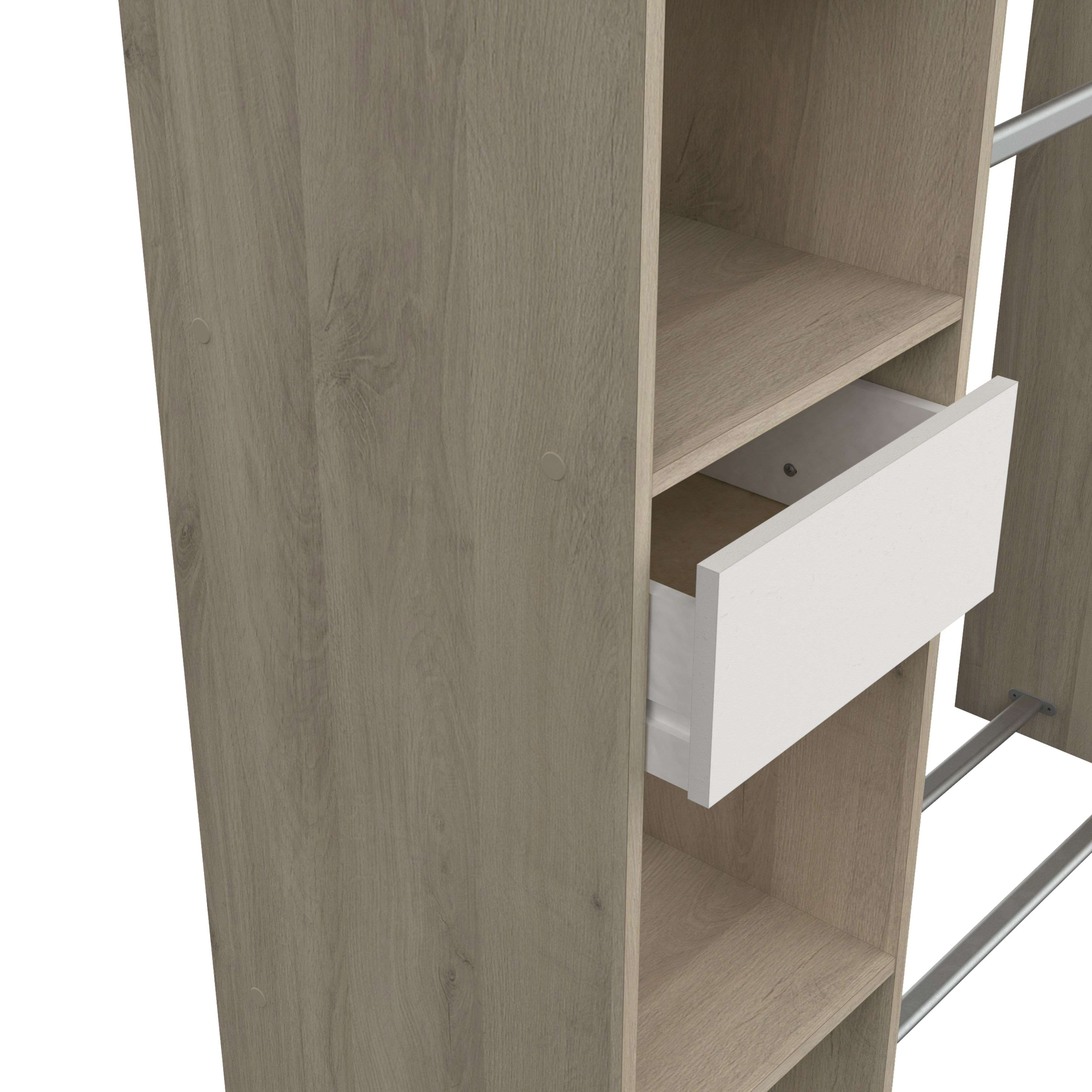Un estante abierto con efecto madera y un cajón blanco, junto a una barra metálica.