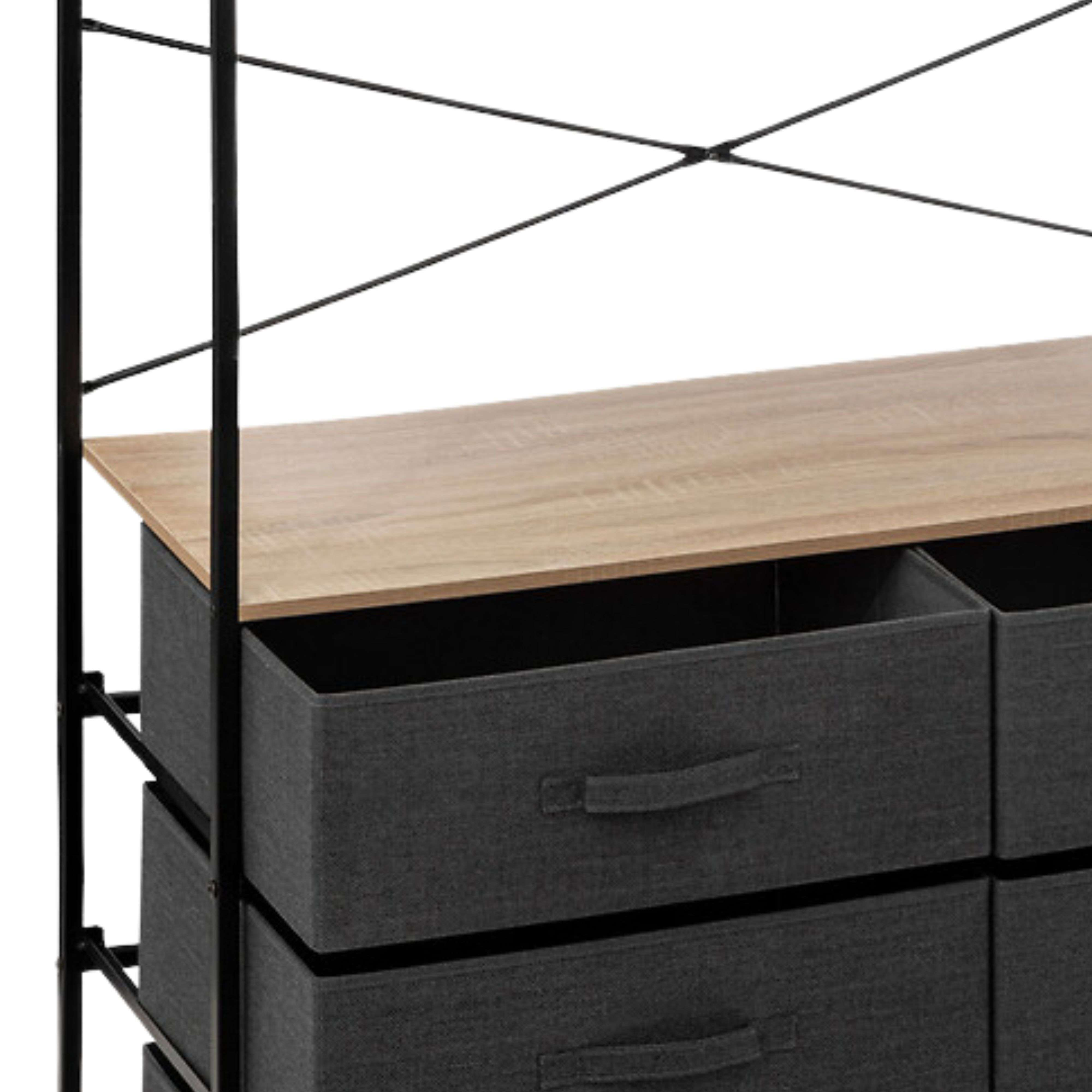 Estantería de metal negro con tapa de madera y cajones de tela grises.