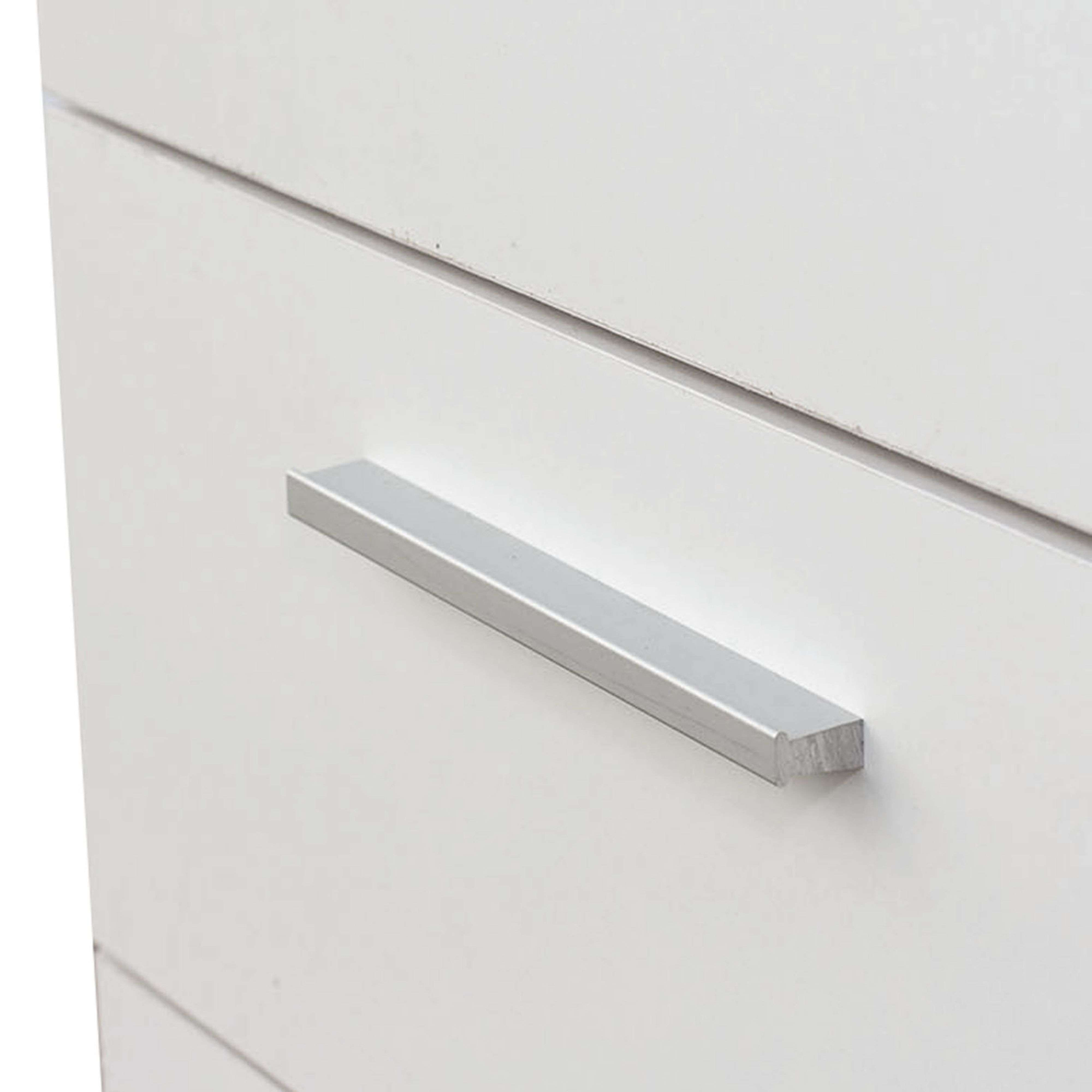 Un tirador plateado en un cajón blanco.