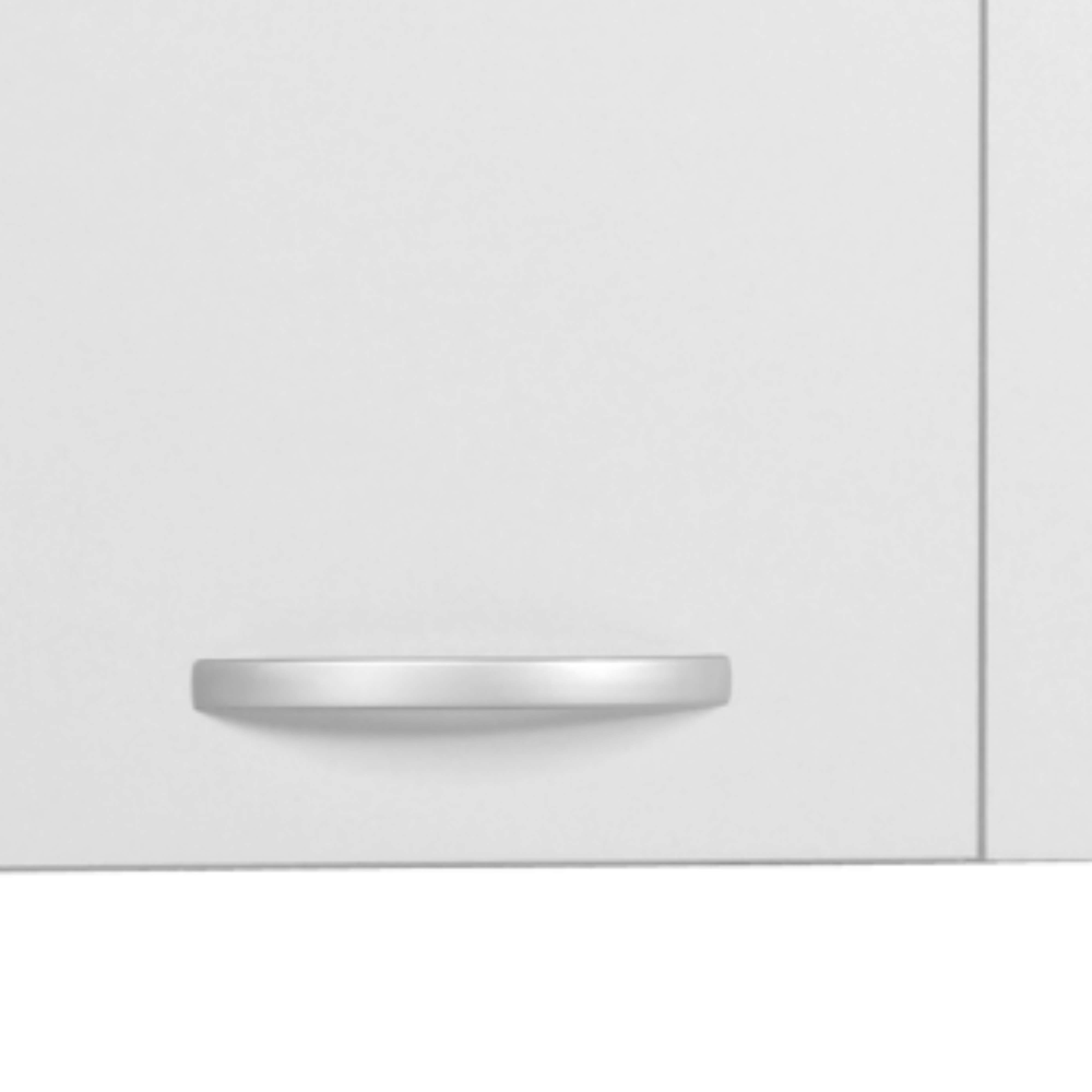 Una puerta de armario blanca con un tirador plateado.