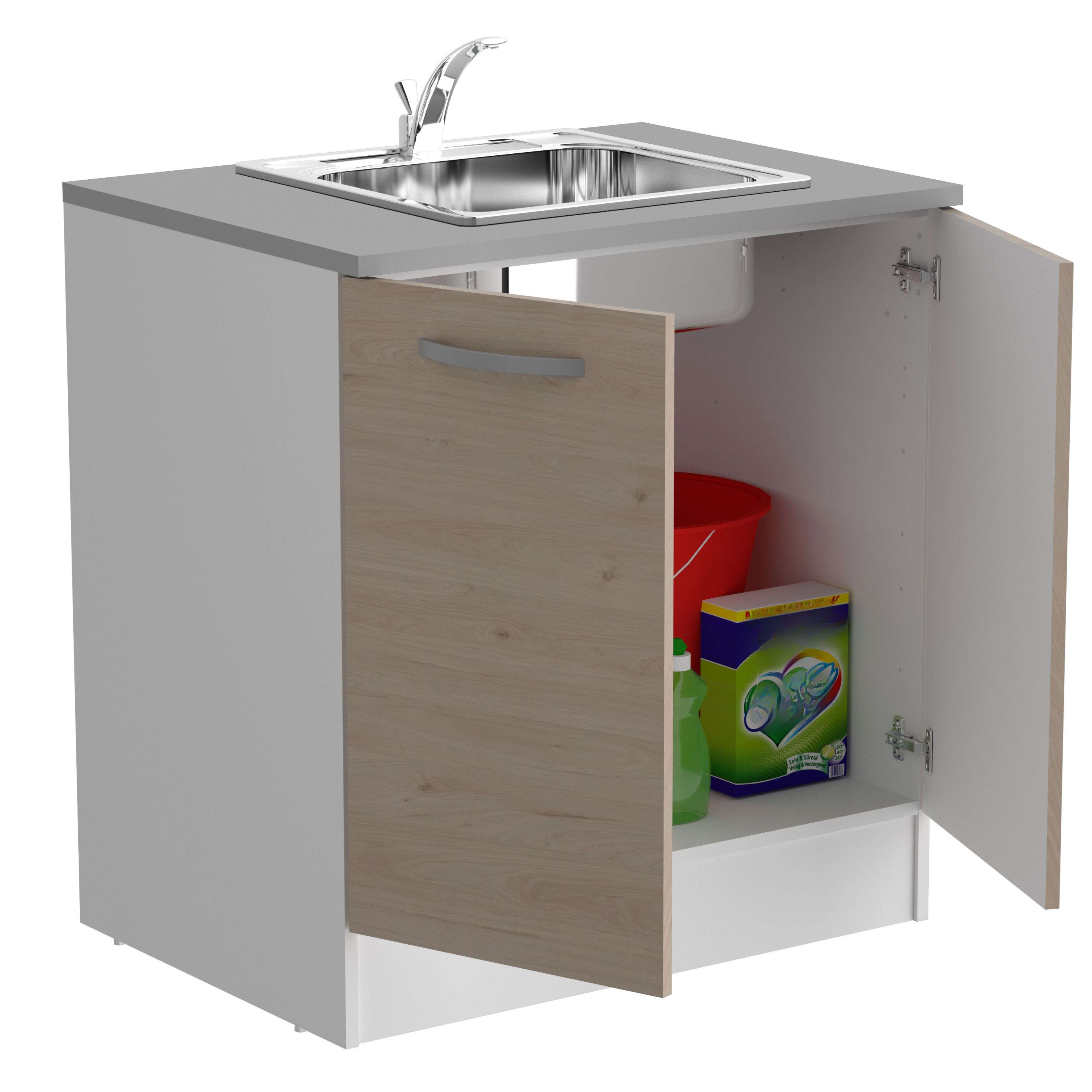 Un lavabo bajo encimera con puertas abiertas, que contiene un cubo y suministros de limpieza.