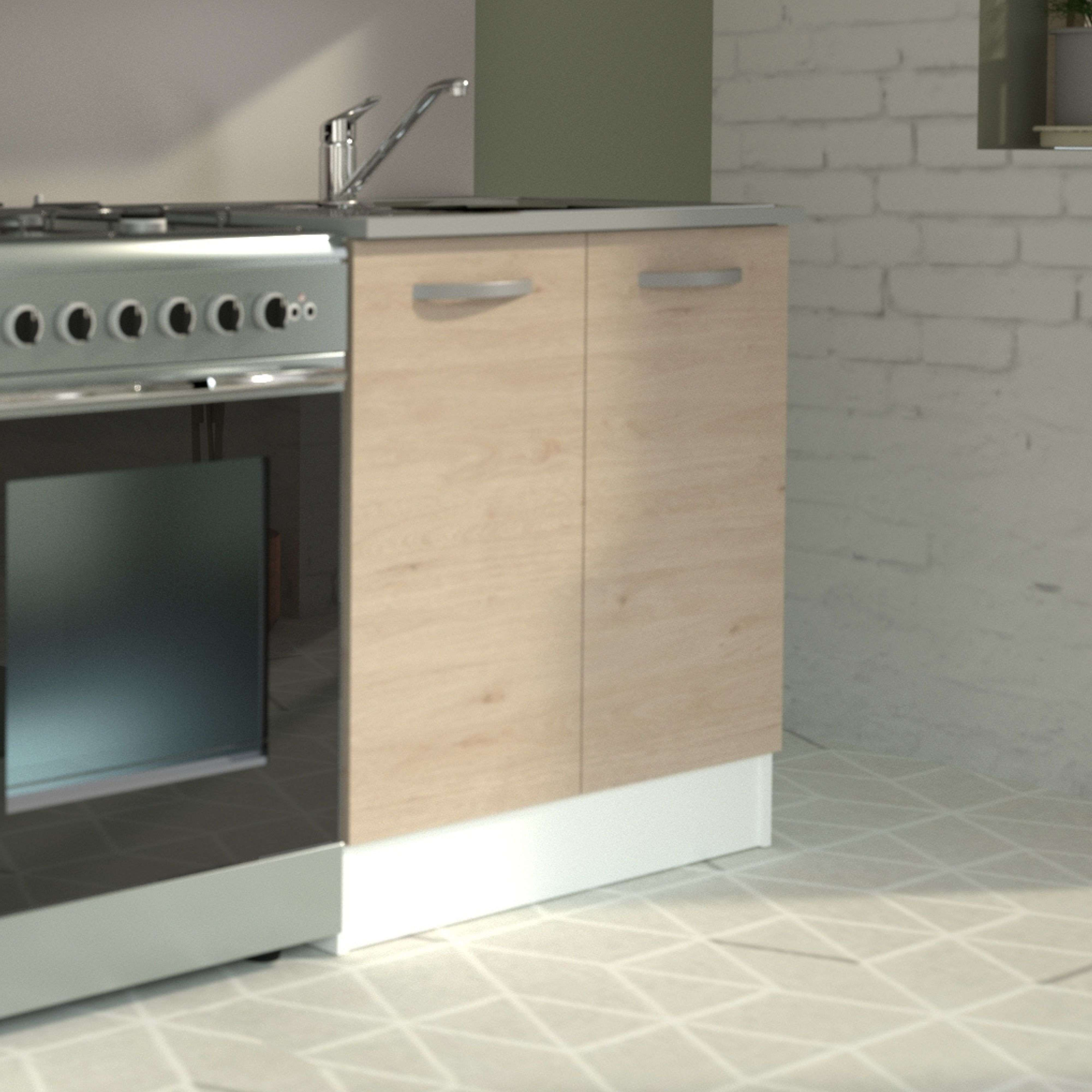 Una encimera de cocina con cocina de gas, fregadero y armarios de madera.