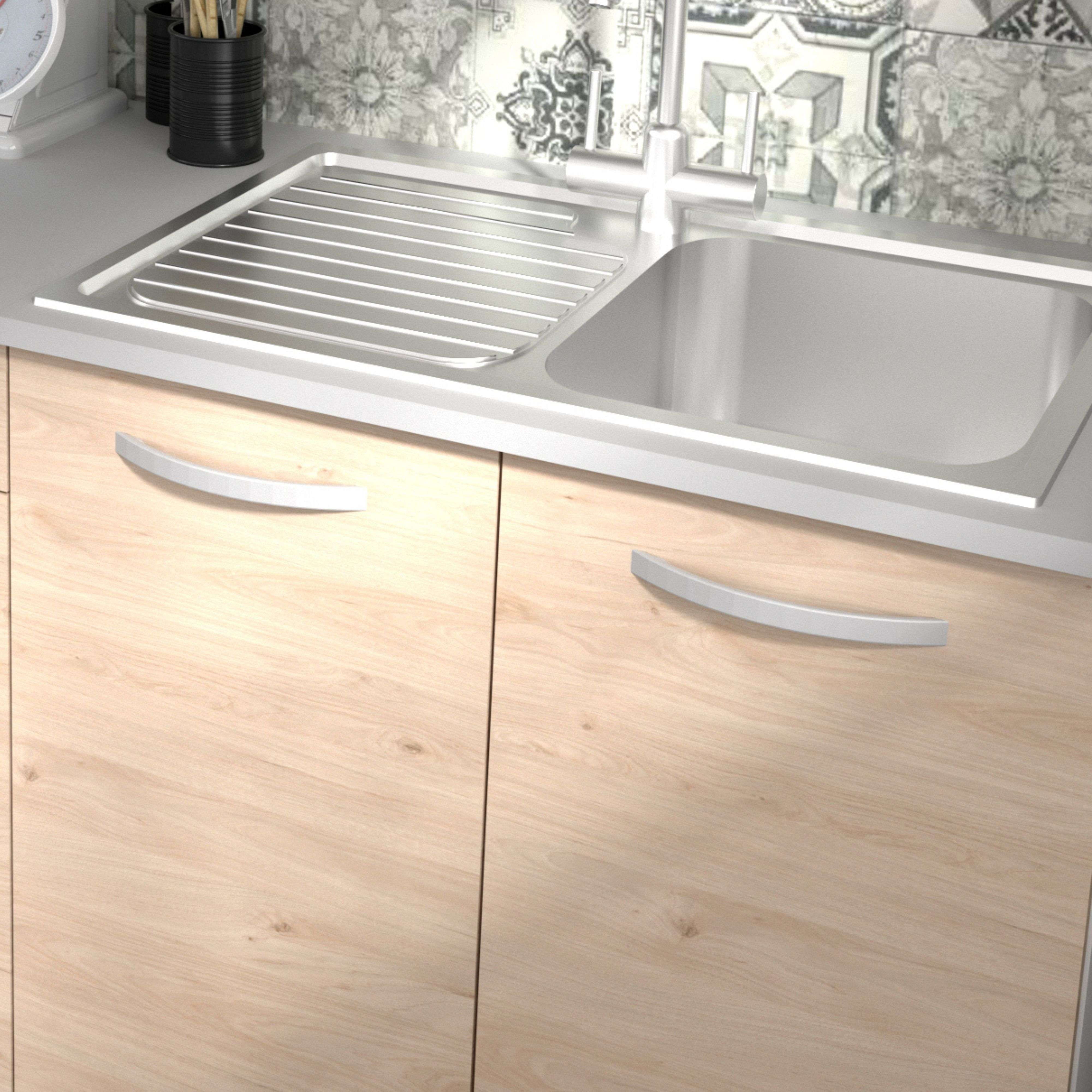 Un fregadero de cocina de acero inoxidable con gabinetes de cocina de madera debajo.