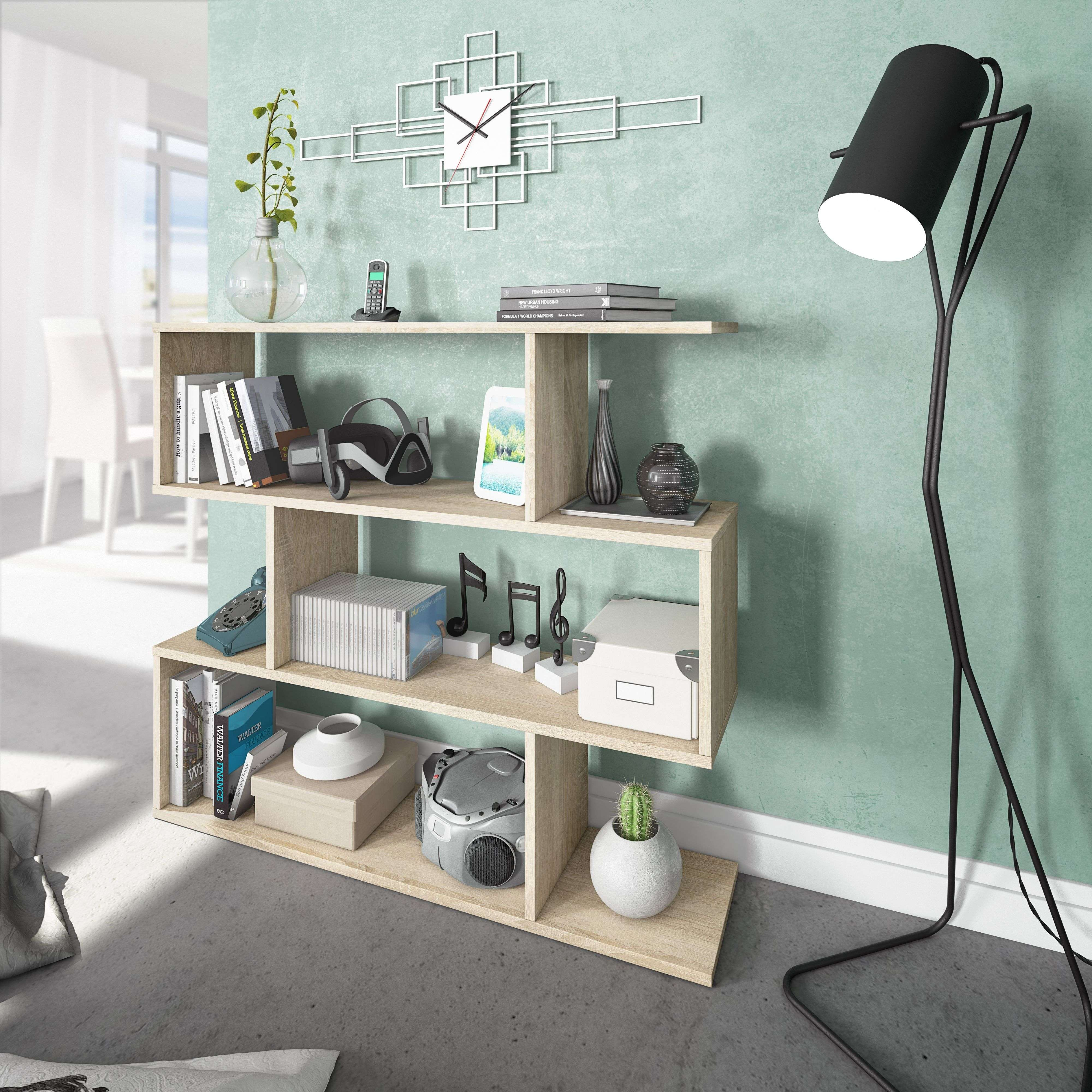 Una estantería con libros, auriculares, decoración y una lámpara.