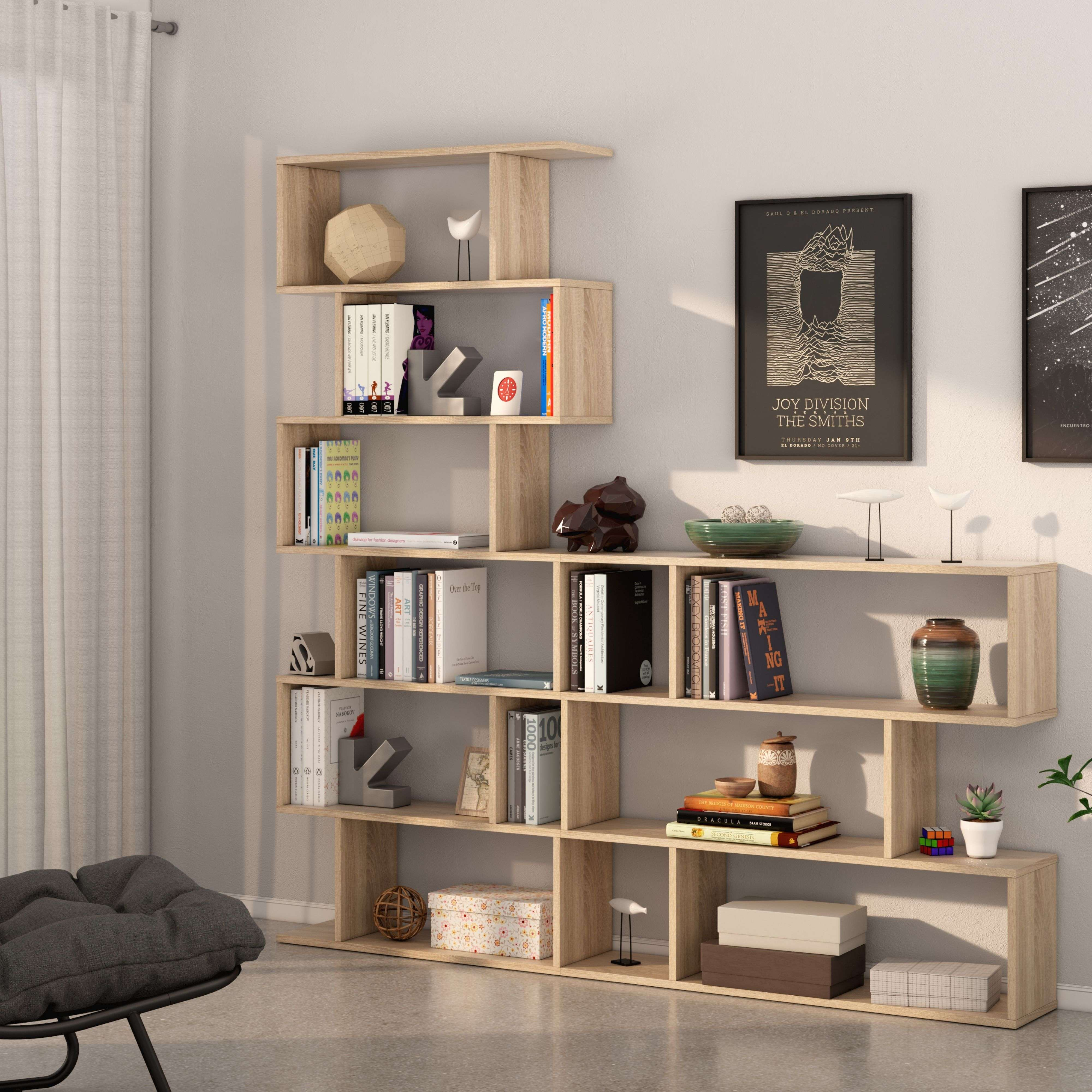 Una sala de estar luminosa con una estantería abierta llena de libros y decoración.