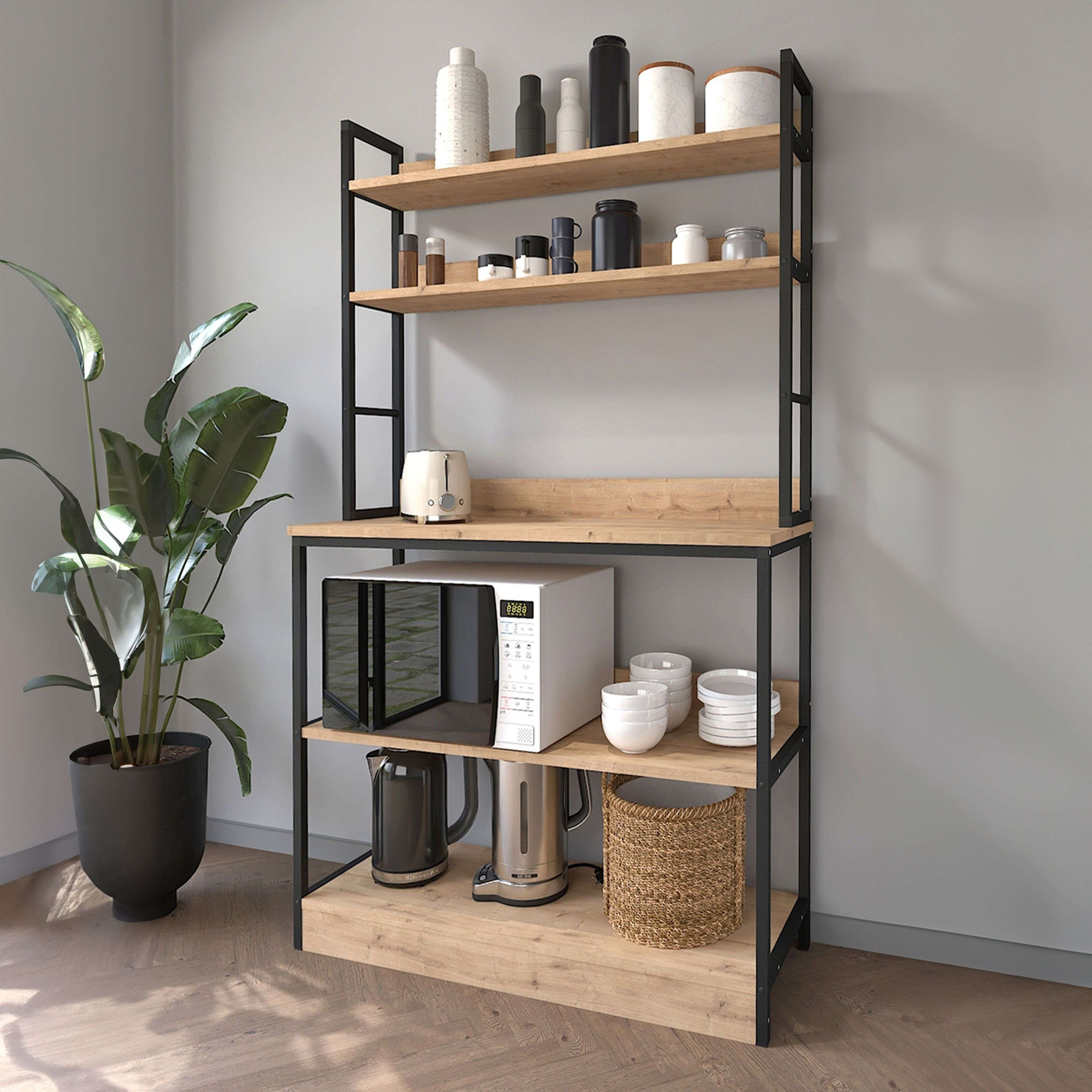 Un estante con electrodomésticos y artículos decorativos.