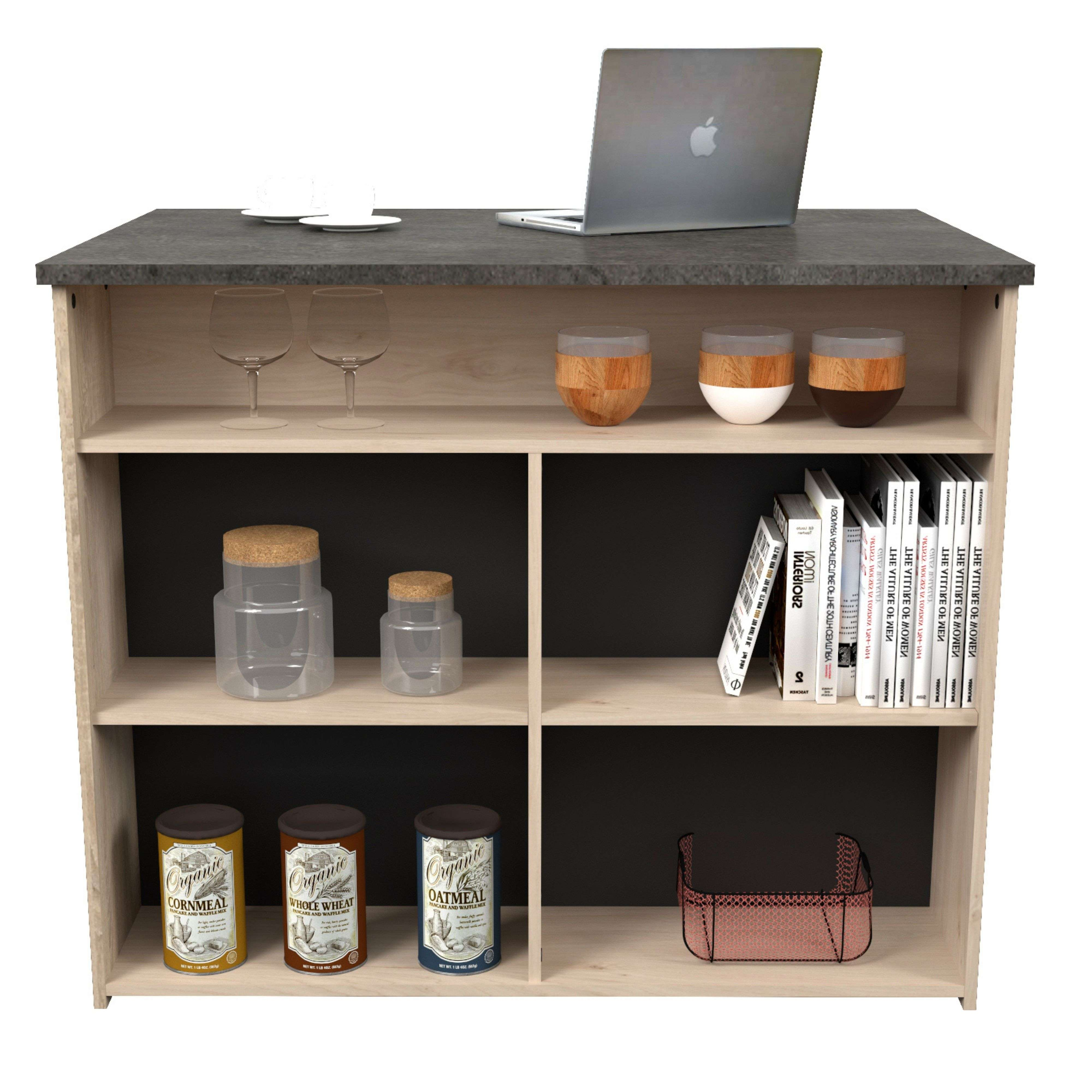 Un portátil está sobre una estantería con libros, vasos y botes.