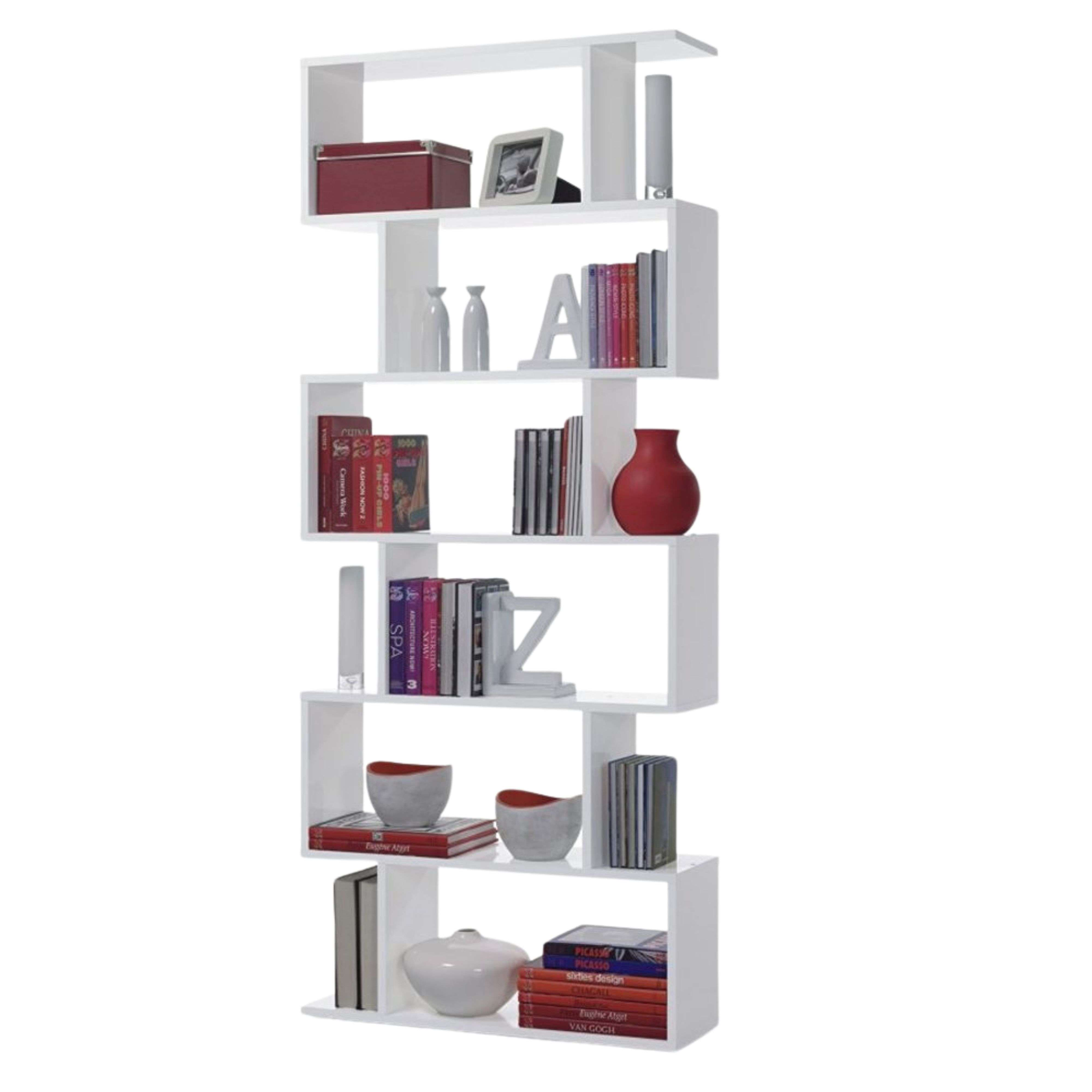 Una estantería blanca escalonada con libros, jarrones y una caja roja.