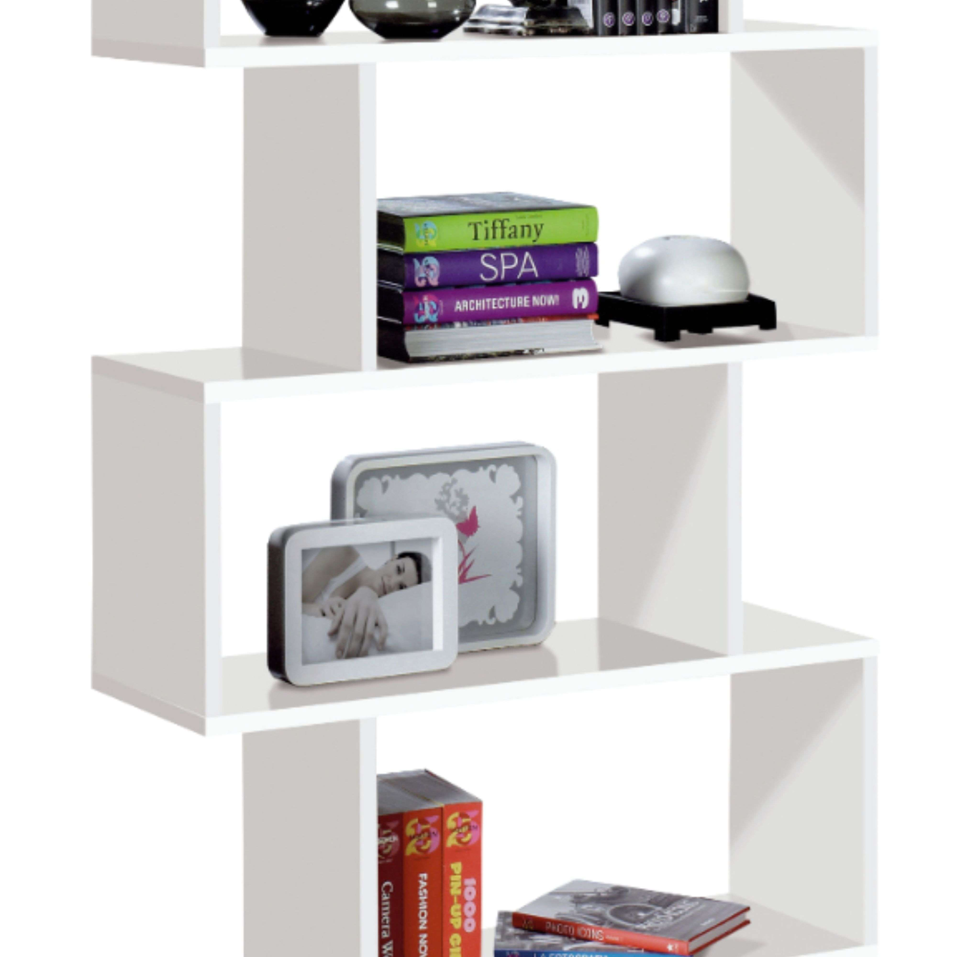 Un estante blanco con libros, un marco de fotos y objetos decorativos.
