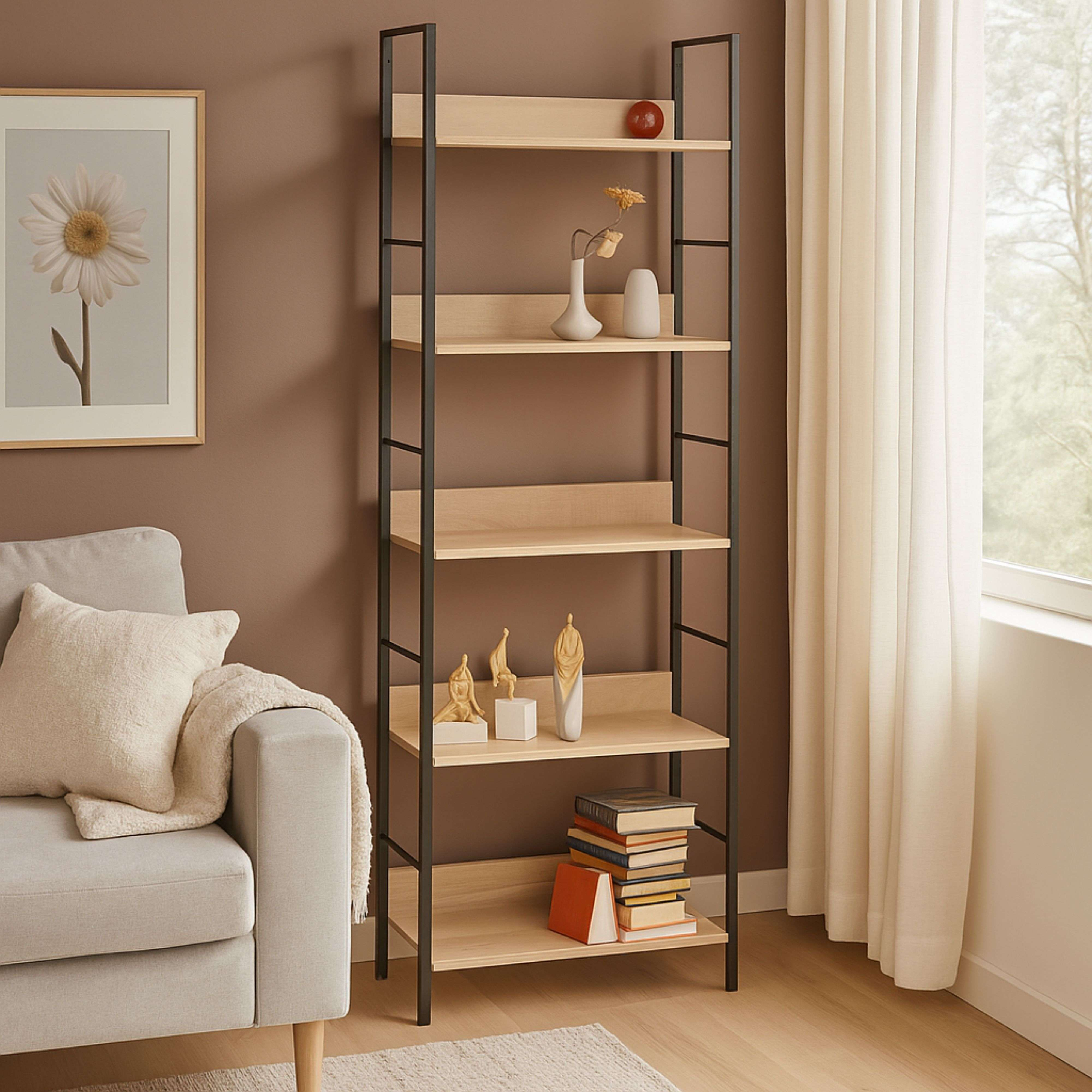 Una estantería con decoración, libros y un jarrón. A su lado, un sofá.