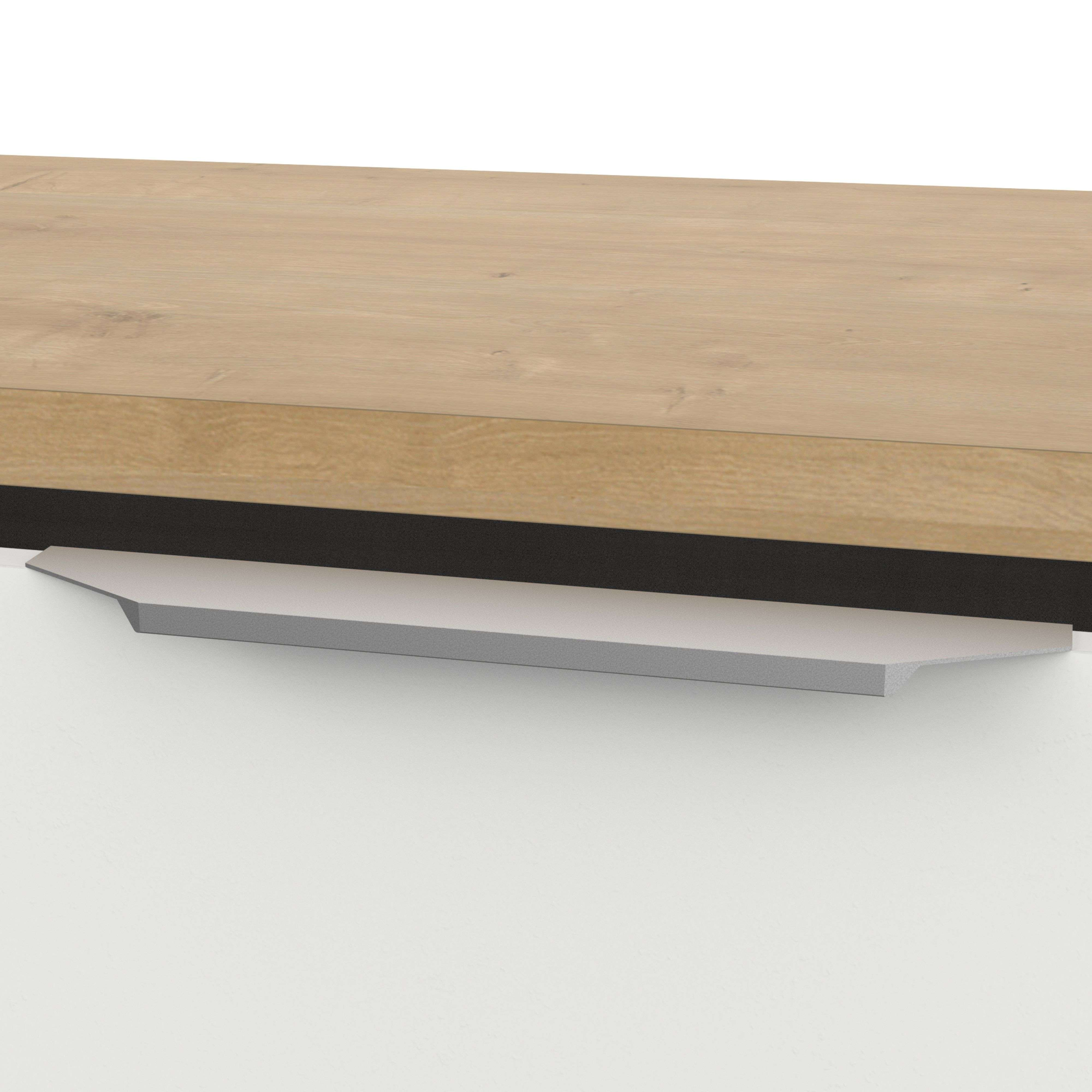 Primer plano de una superficie de madera con un borde gris debajo.